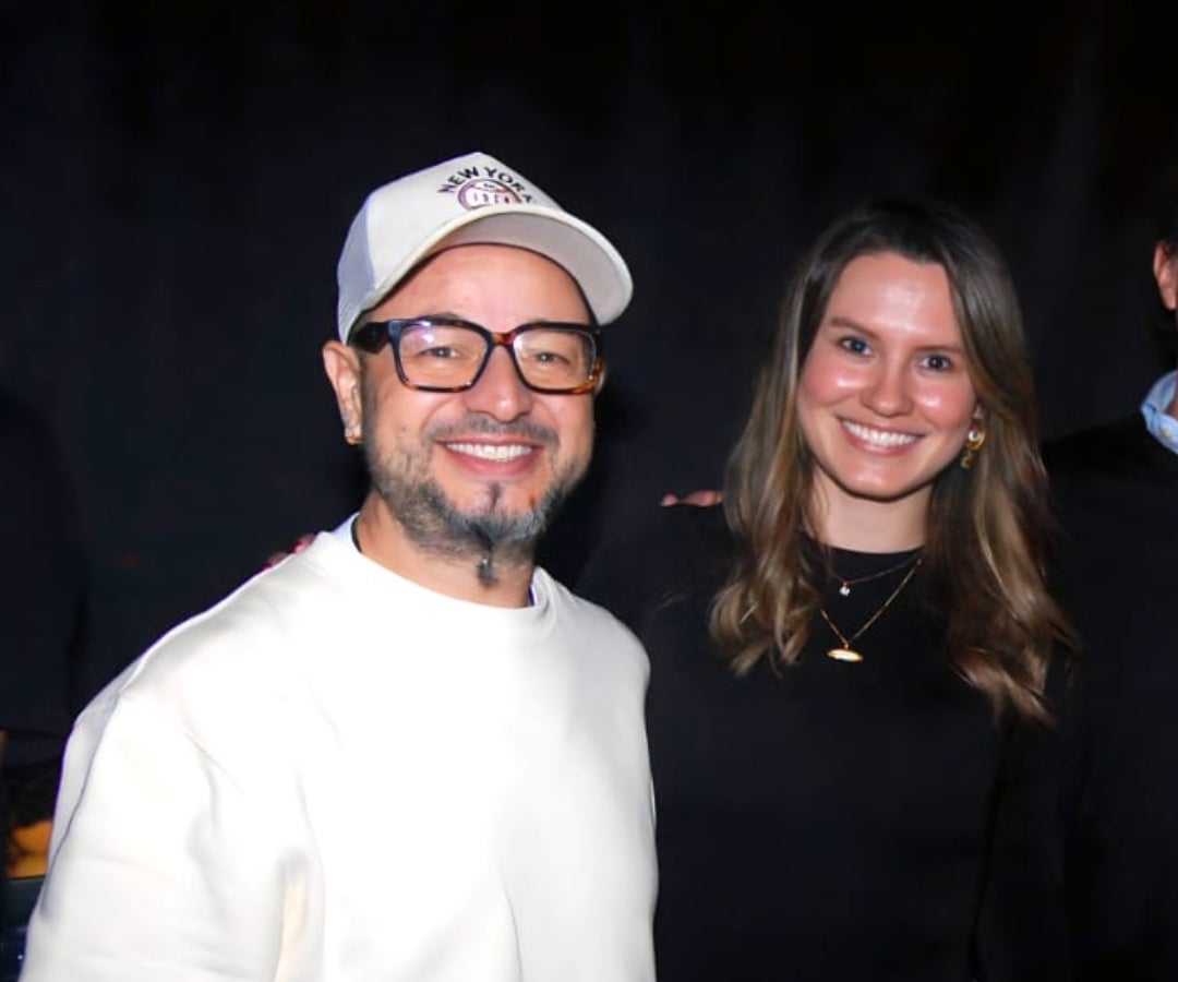 Carlos Acosta Arete, manager de Piso 21; y Mònica Peña, brand partnerships manager de Warner Music.