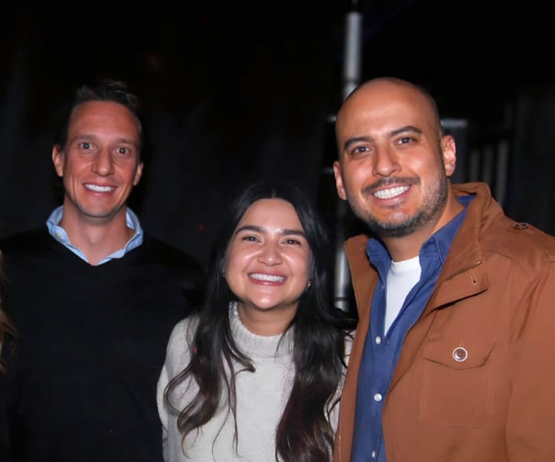 Santiago Gutiérrez, dir. comercial de Warner Music; Jhajaira Romero, PR de Piso 21; y Daniel Mora, gerente general de Warner Music.