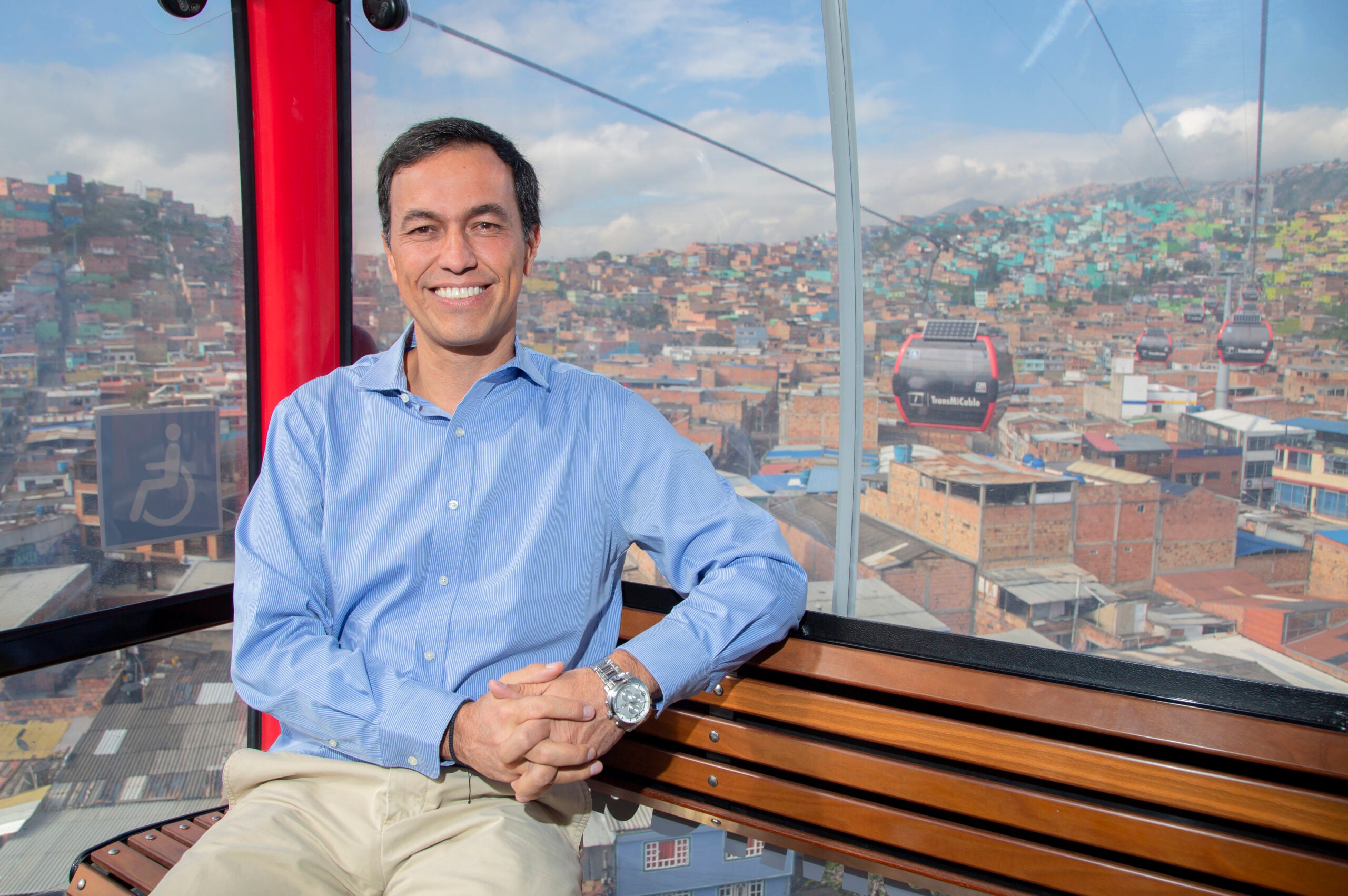 Sambrano señaló que el teleférico de Ciudad Bolívar beneficia a 700.000 personas.