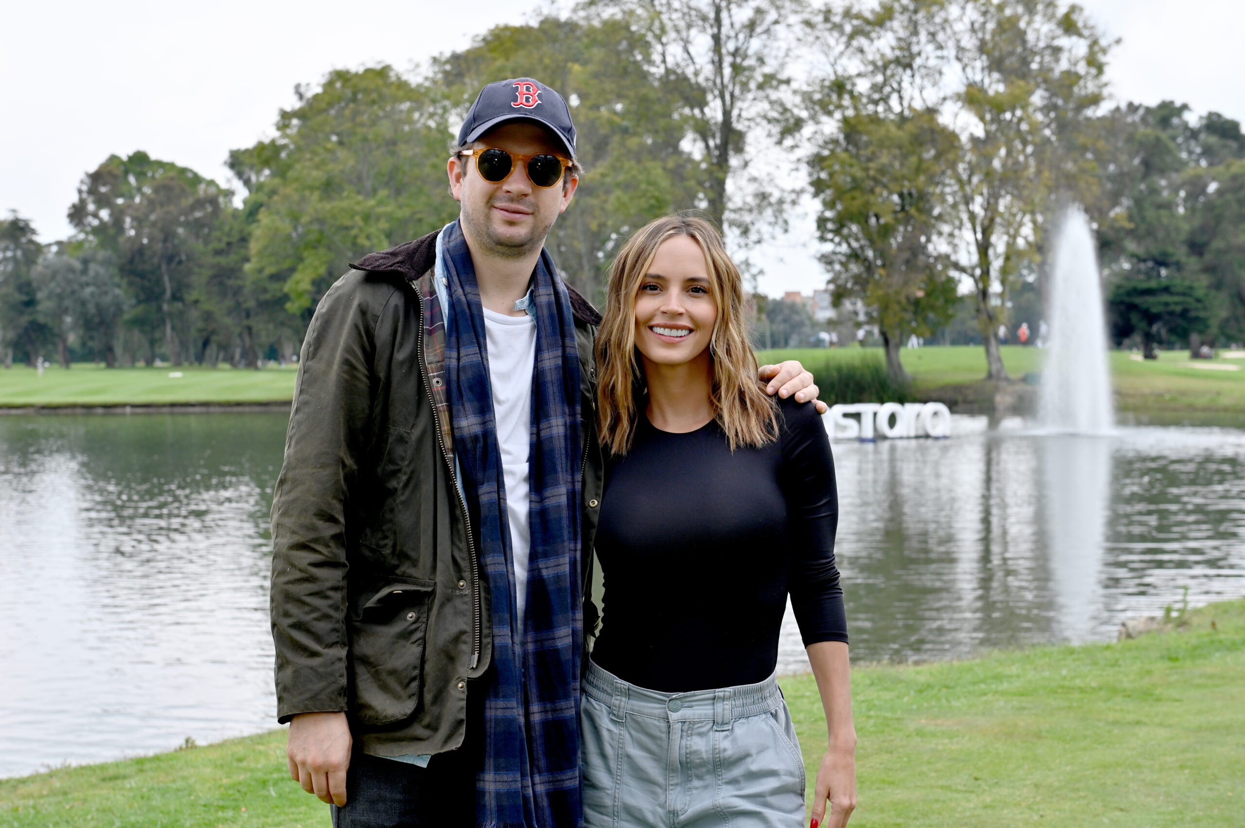 Daniel Klug, gerente de relaciones de Citi;y Carolina Araújo, periodista y presentadora.