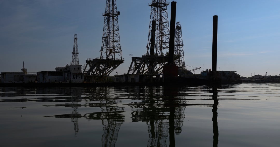 Crudo cotiza con altibajos por reporte y desmentido de plan de ataque a Venezuela