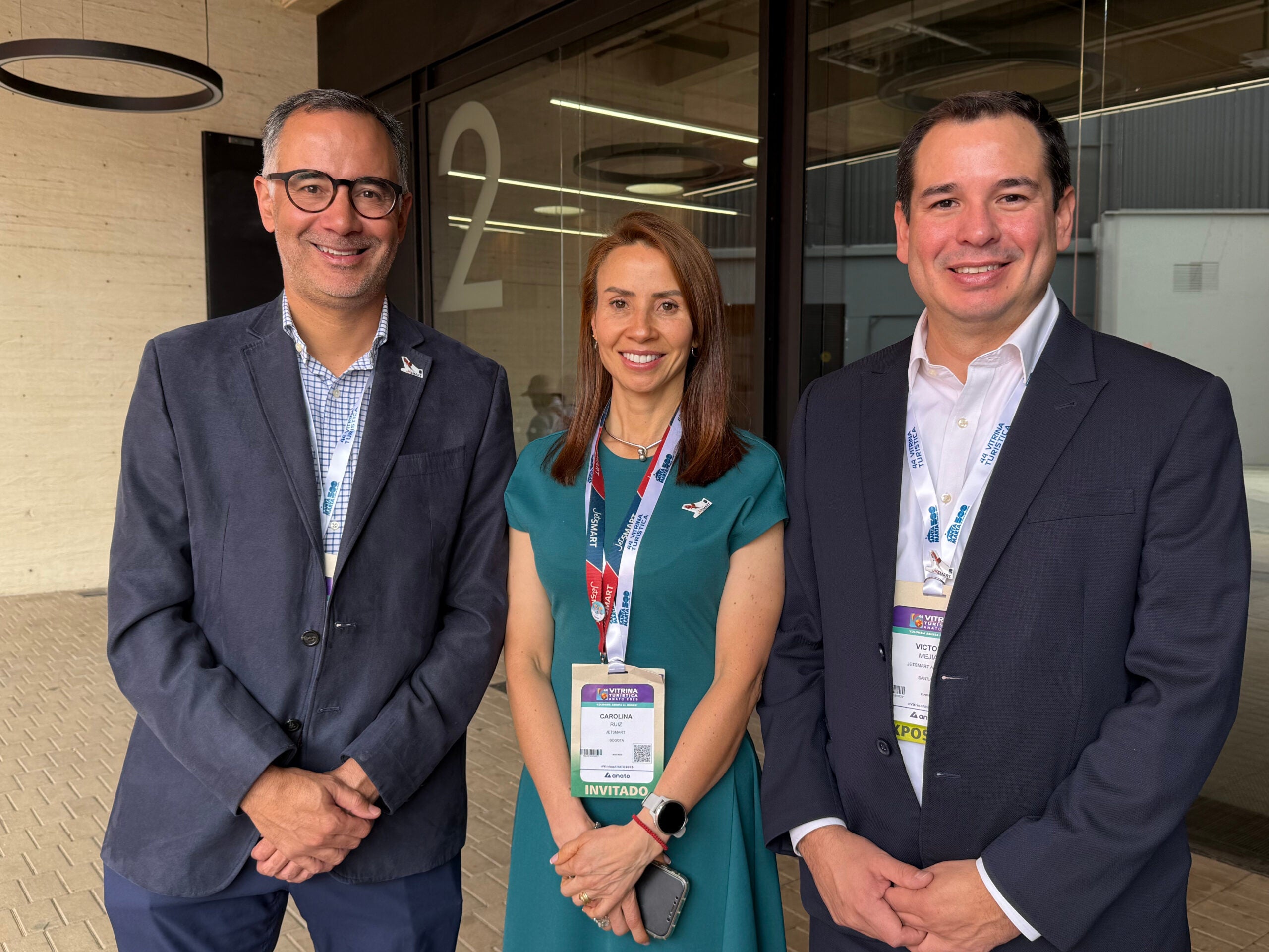 Mario García, country manager de JetSmart en Colombia; Carolina Ruiz, gerente comercial de JetSmart en Colombia; y⁠ Víctor Mejía, chief commercial officer de JetSmart.