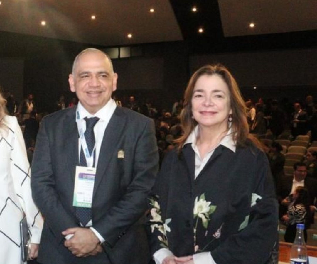 Carlos Pinedo, alcalde de Santa Marta; y Carmen Caballero, presidente de ProColombia.