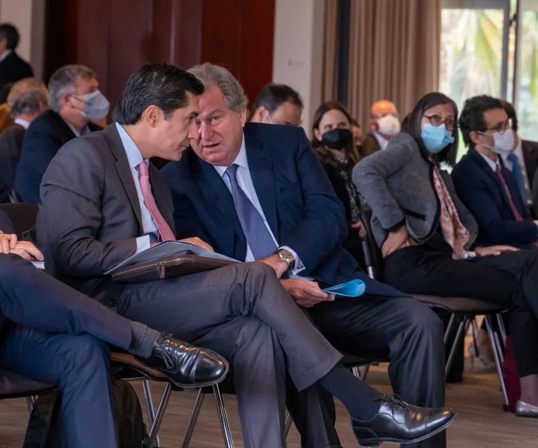 Jaime Gilinski, segundo de la izquierda, durante una reunión de accionistas de Grupo Sura en Medellín, Colombia.
