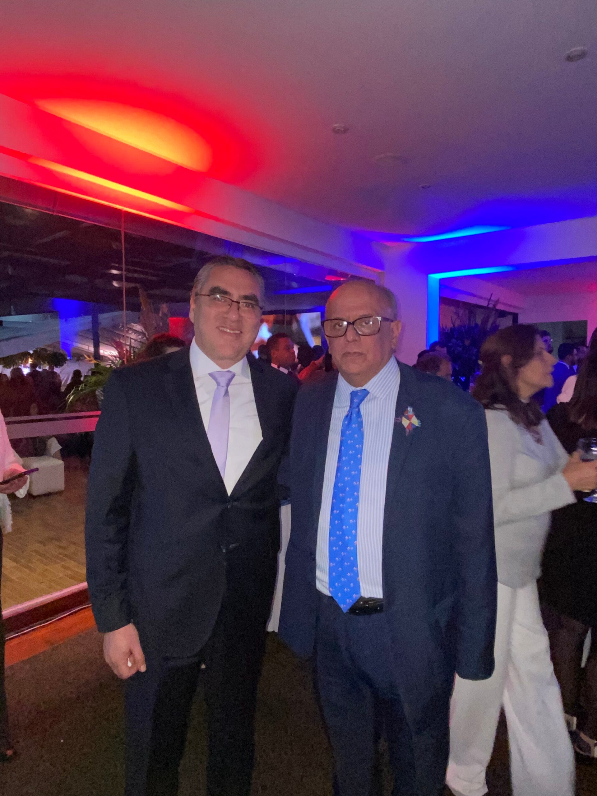 Mariano López Black, jefe de misión de la Embajada de Perú en Colombia; y Oscar Estuardo Villagrán García, junto al embajador de Guatemala.