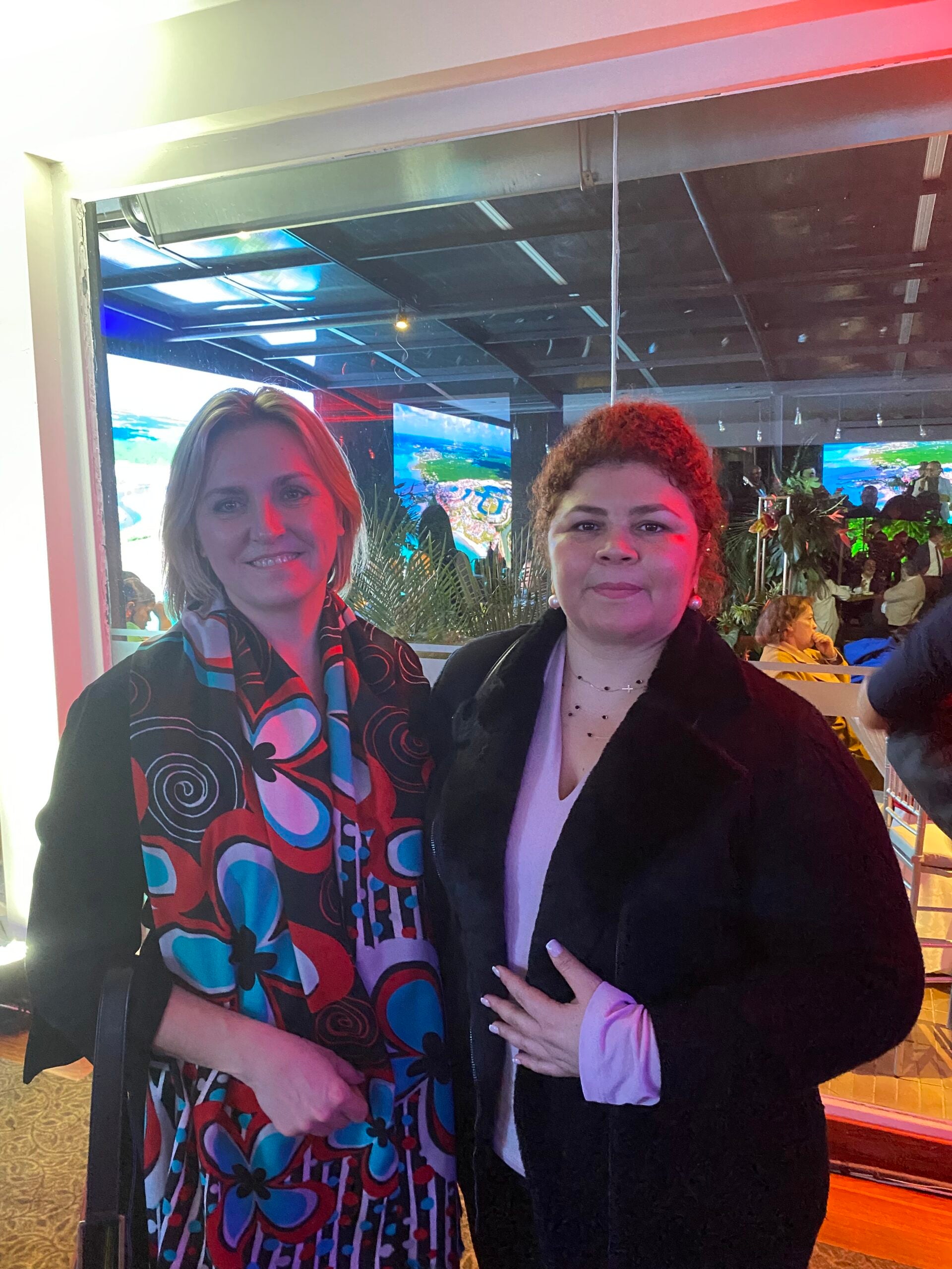 Olga Kupréyeva, jefa de la Misión Diplomática de la República de Belarús en Colombia; y Taryn Moreno, la embajadora de Honduras, entre los asistentes al evento.