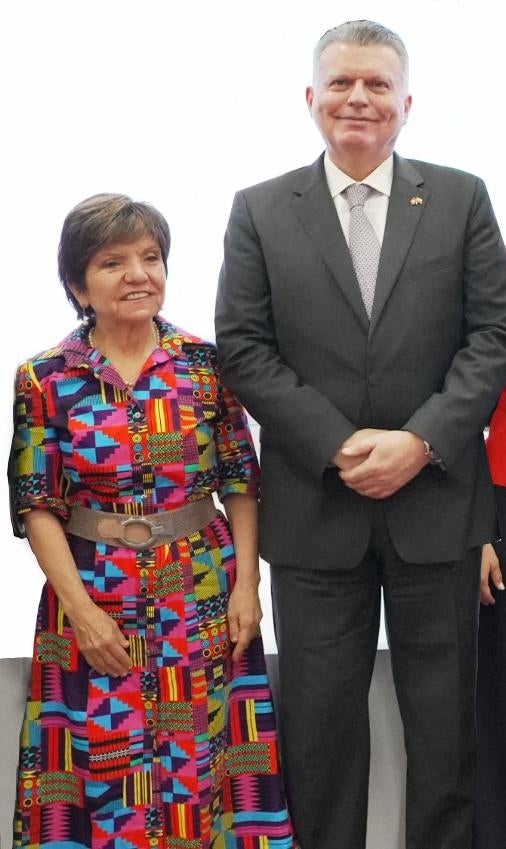 Gloria Cuartas, directora de la Unidad para la Implementación del Acuerdo de Paz de Colombia; y Eric Mayoraz, embajador de Suiza en Colombia.