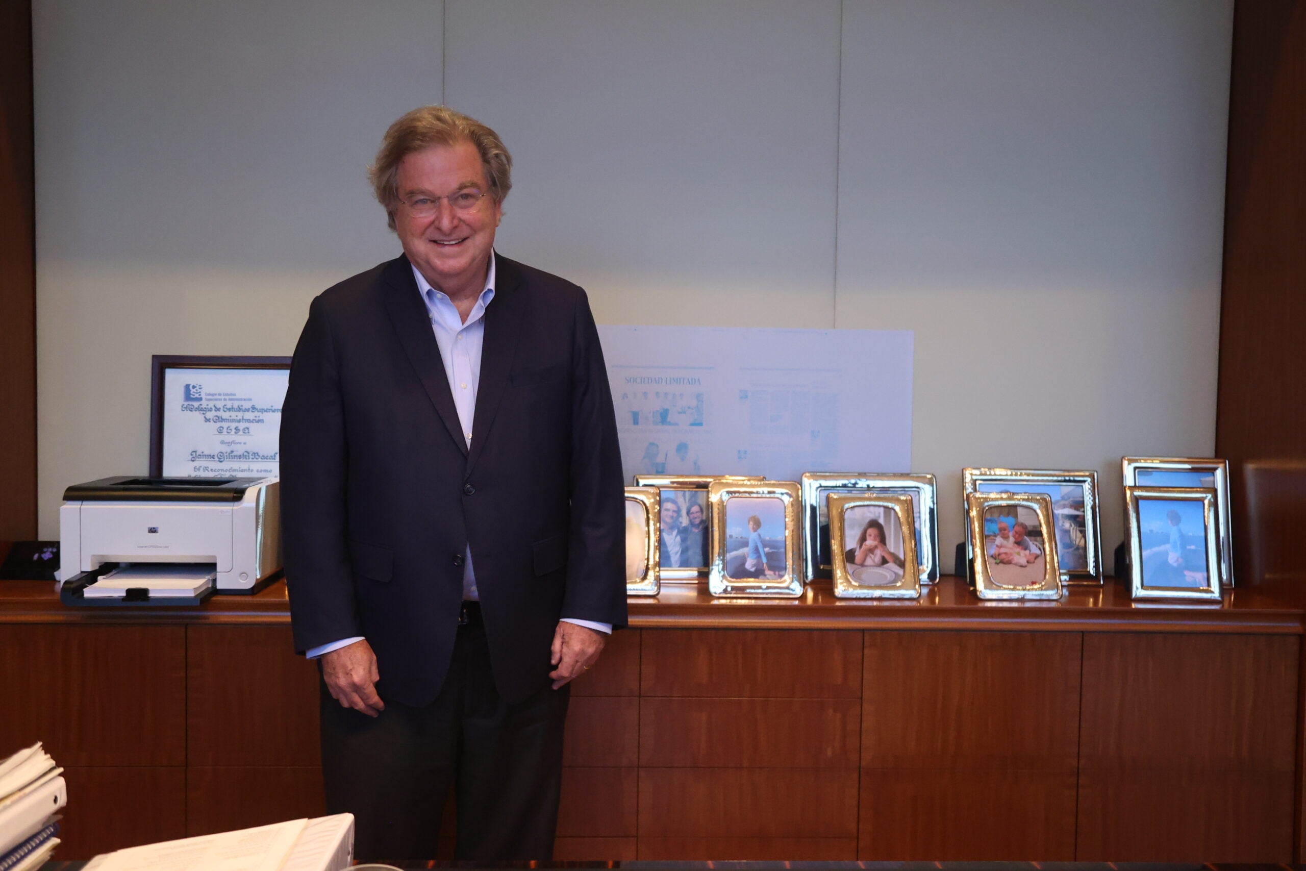 Jaime Gilinski se divide entre sus cuatro oficinas, una en Londres, otra en Miami, una más en Ciudad de Panamá y la que tiene en Bogotá en la sede central de GNB Sudameris. En todas tiene la tradición de que el piso se divide entre oficinas para él y sus hijos. 