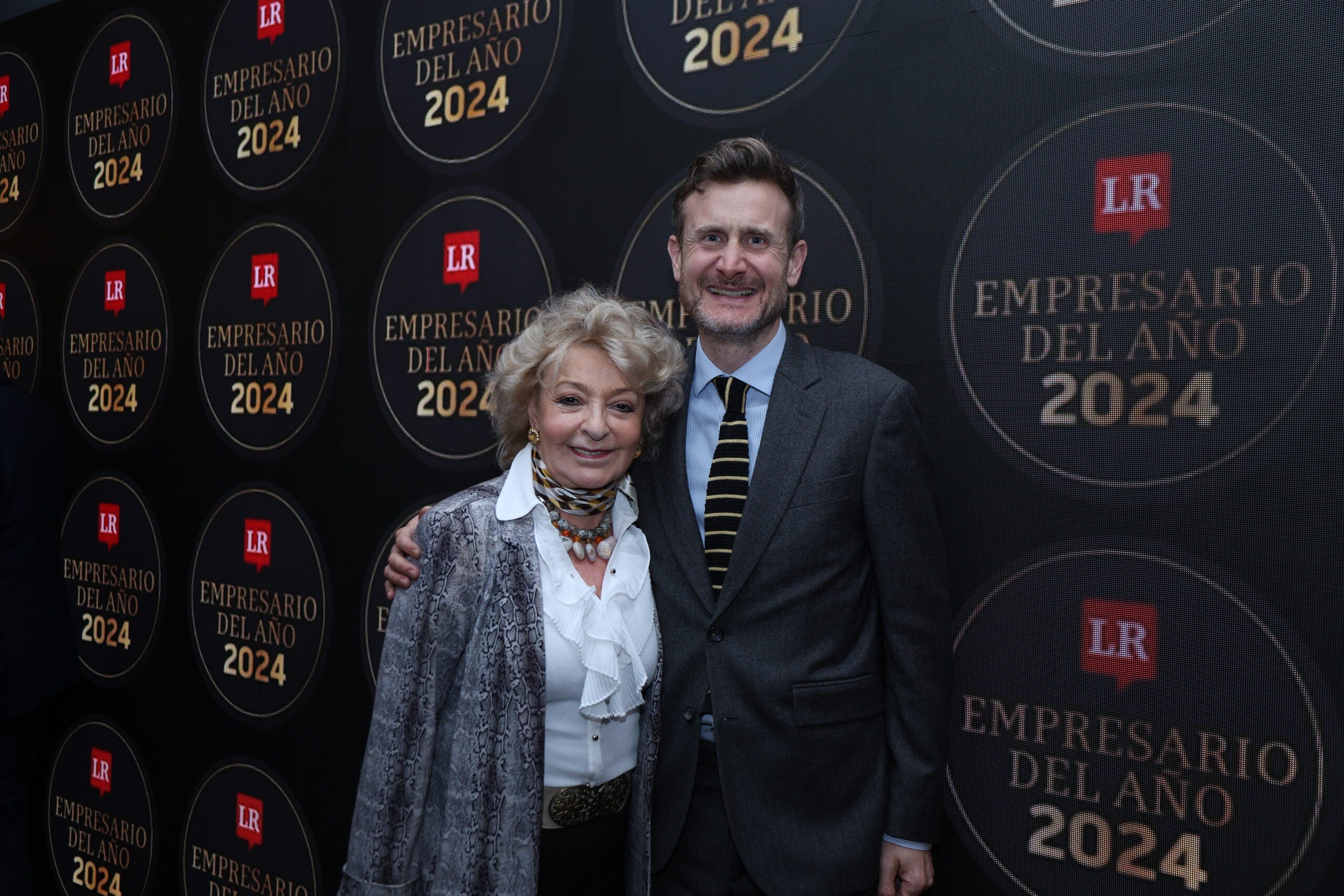 María Eugenia Rey, presidente de Grupo Evolution; y George Hodgson, embajador de Inglaterra.