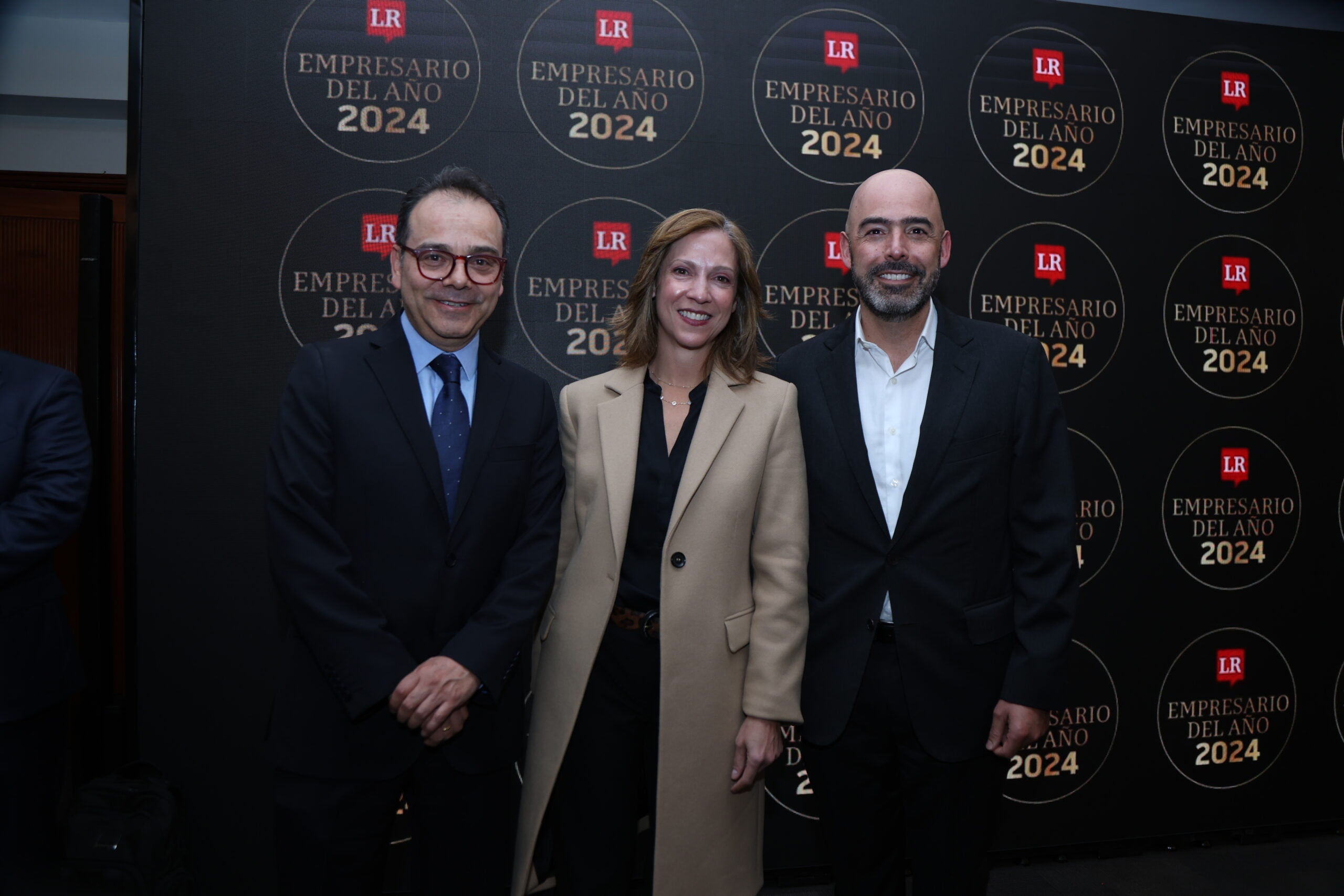 Carlos Enrique Rodríguez, subdirector de Revista Semana; María Claudia Lacouture, presidente de AmCham Colombia y Aliadas; y Jorge Bedoya, presidente de la Sociedad de Agricultores de Colombia.