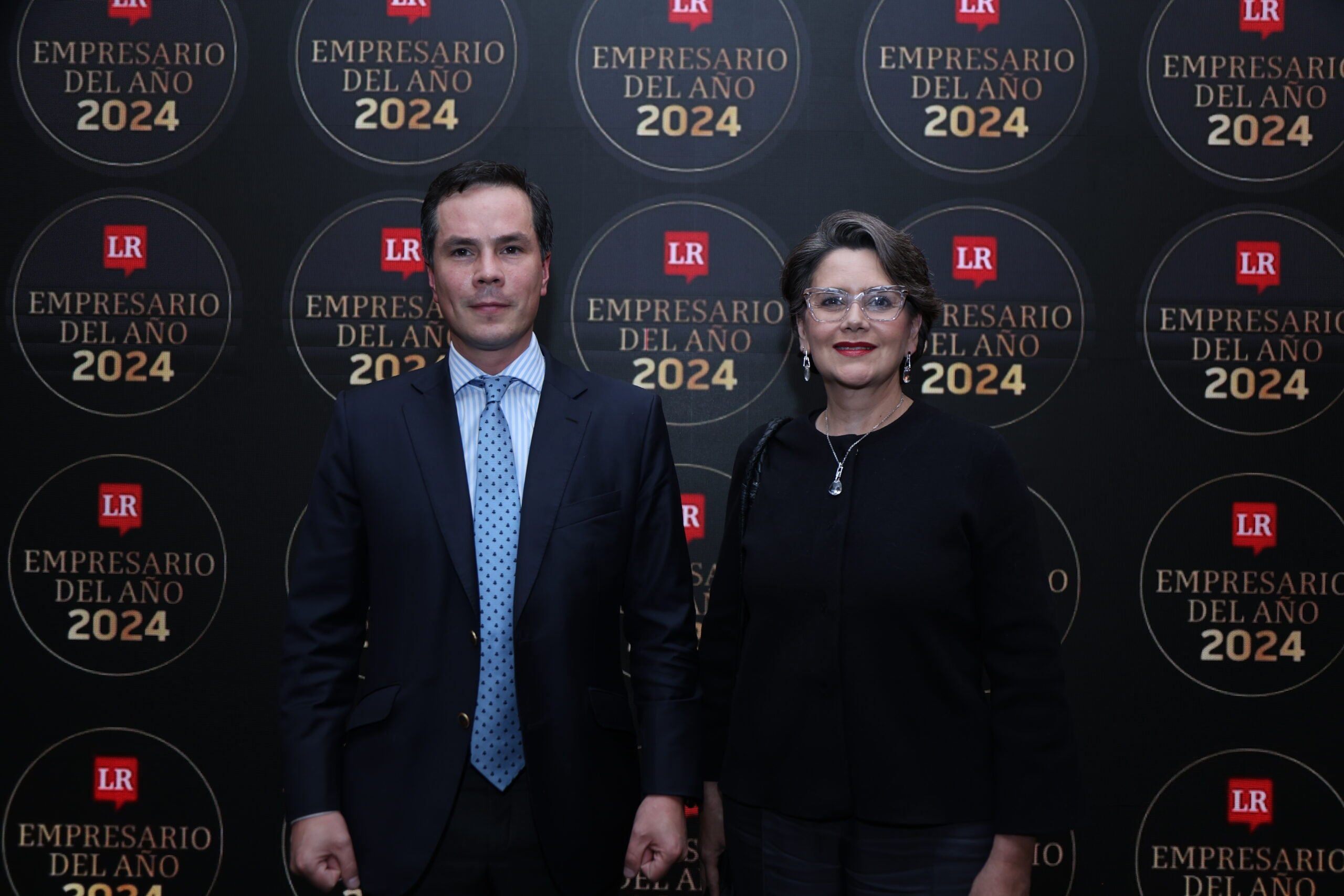 Andrés Ibarra, CEO de Araújo Ibarra; y Sandra Suárez, presidente de Círculo de Mujeres Semana.