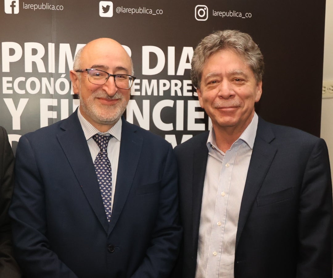 Juan Lozano, director de La FM de RCN; y Bruce Mac Master, presidente de la Andi, asistieron a la ceremonia.