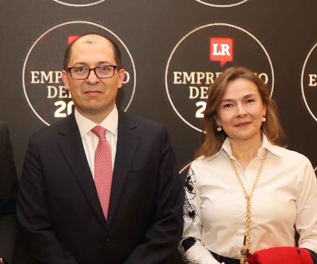 Francisco Barbosa, exfiscal general de la Nación; y Walfa Téllez, entre los asistentes a la ceremonia del Empresario del Año.