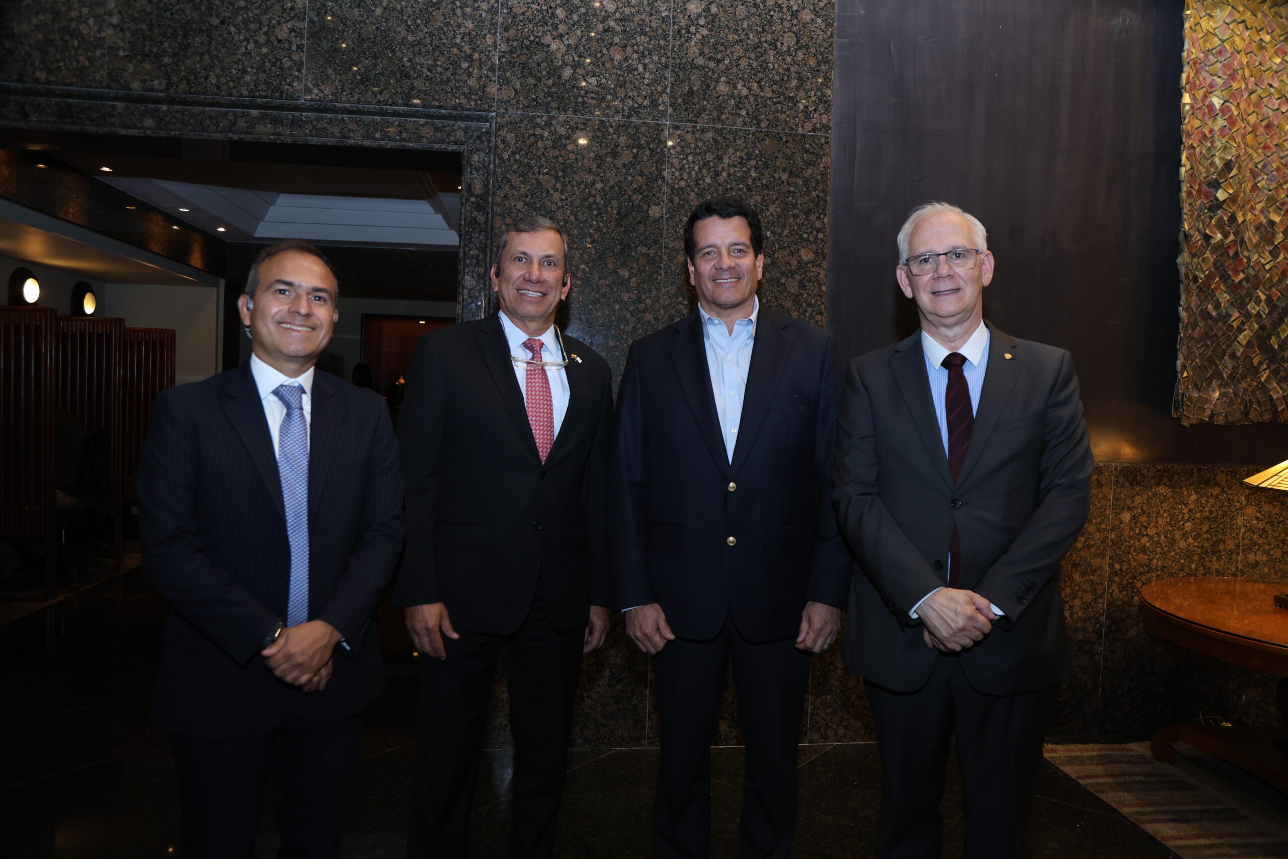 Efrén Villegas, country manager de SLB; Nelson Castañeda, presidente ejecutivo de Campetrol; Felipe Bayón, expresidente de Ecopetrol; y Obdulio Velásquez Posada, director Inalde Business School.