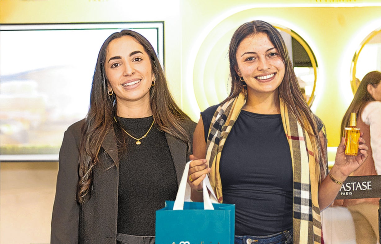 Lucia Deza, Kérastase brand manager Ceran; y Mónica Ramírez, socialite y clienta.