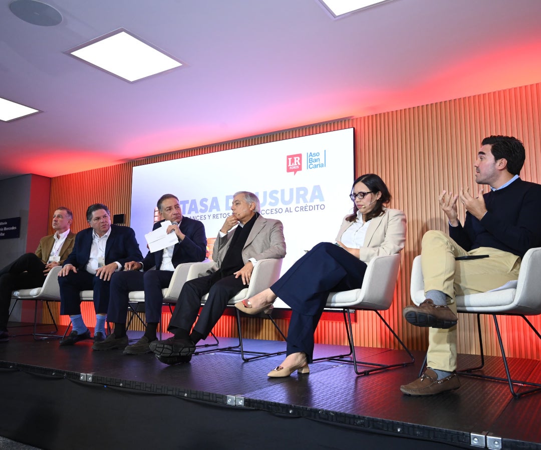 Vista general del primer panel del foro “Tasa de usura, balances y retos para el acceso al crédito” de Asobancaria y La República