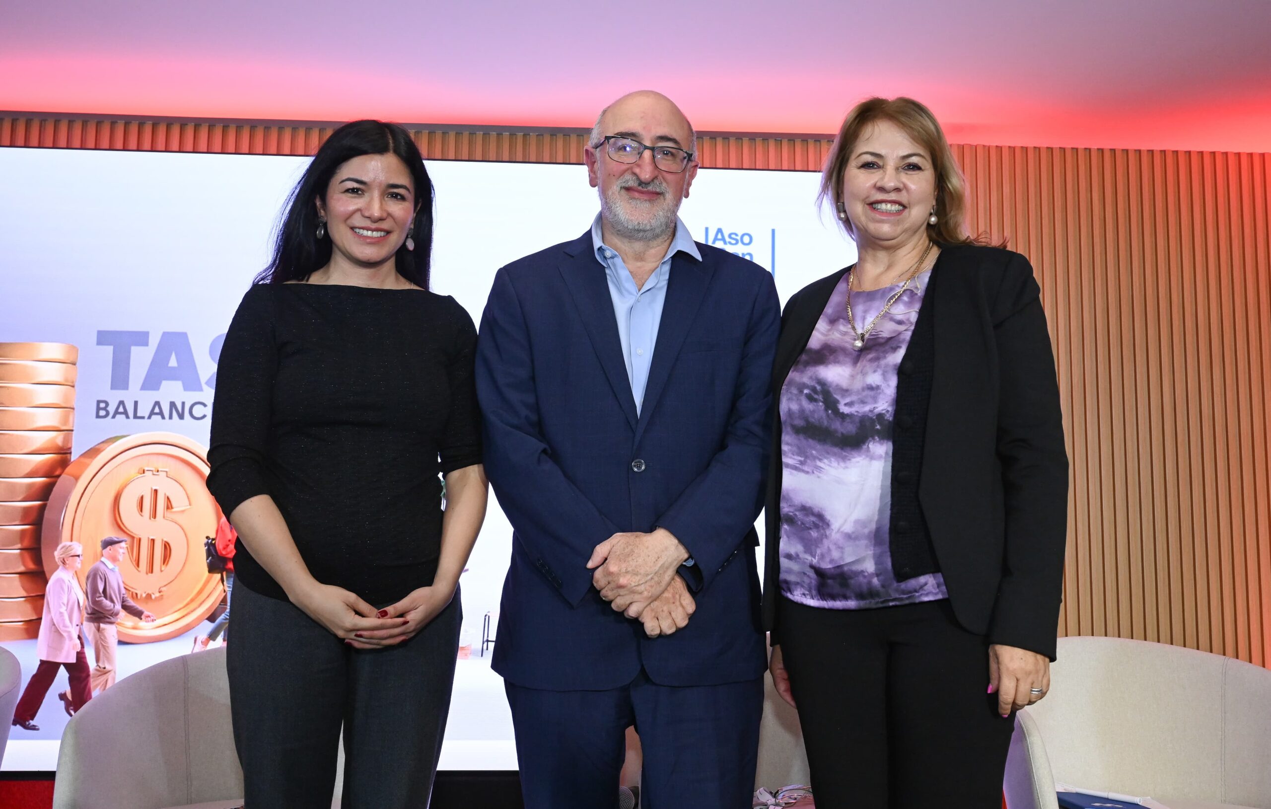 Viviana Araque, pte. de Bancamía; Juan Lozano, director de La FM de RCN Radio; y Patricia Pérez, pte. de Microempresas de Colombia.