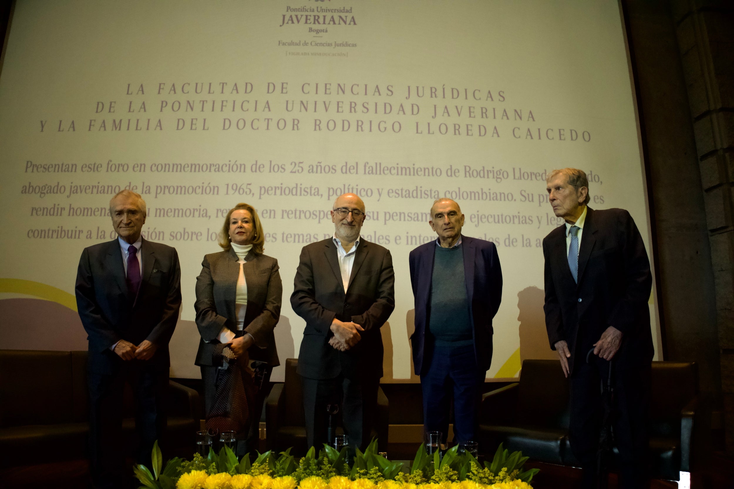 Omar Yepes, abogado y exsenador; Noemí Sanín, abogada y exministra de Relaciones Exteriores; Juan Lozano, director de La FM de RCN; Humberto de la Calle, senador; y Carlos Holguín Sardi, exsenador.