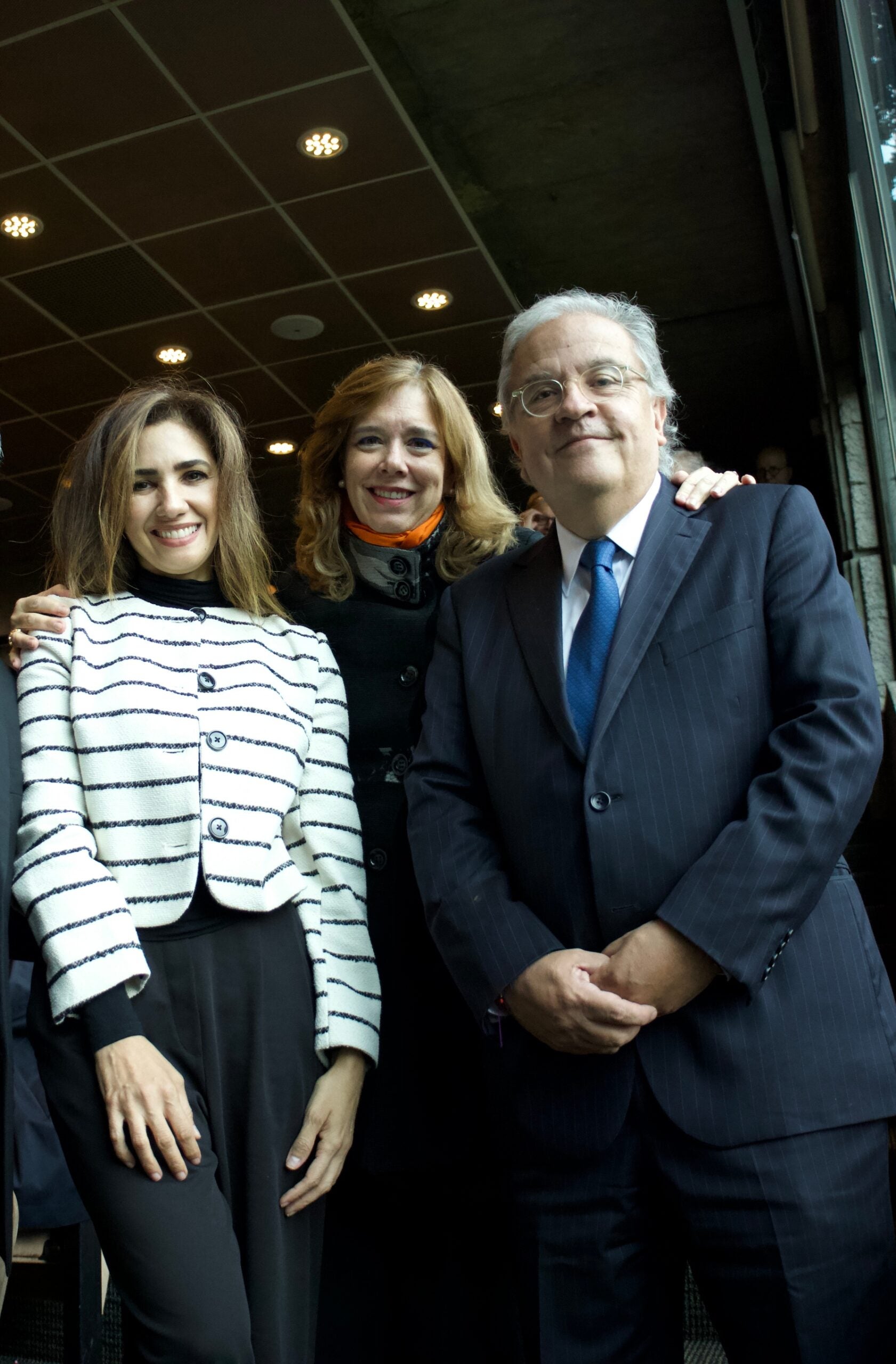 Lina Díaz junto a Cristina Álvarez, coach de liderazgo; y Gerardo Hernández, presidente AV Villas, entre los asistentes al evento.