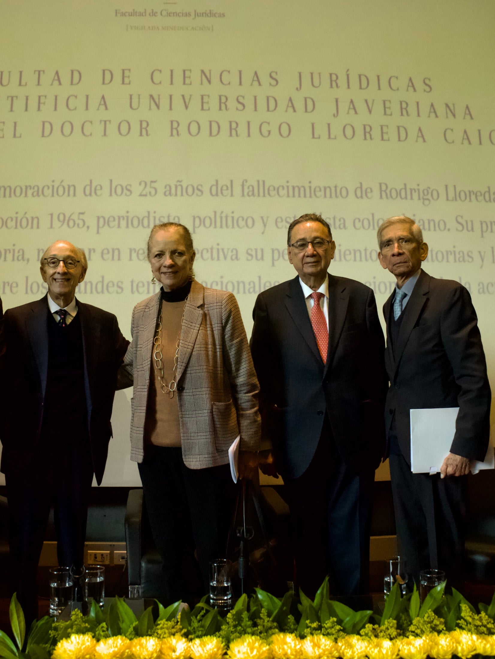 Guillermo Fernández de Soto, exministro de Relaciones Exteriores; Patricia Lara, periodista; Gustavo Zafra, profesor de la U. Javeriana; y Jorge Enrique Mora, general retirado.