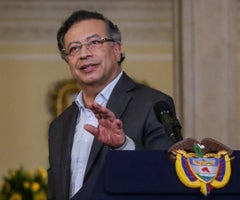 Petro defiende la consulta popular ante críticas de Vargas Lleras Petro defiende la consulta popular ante críticas de Vargas Lleras