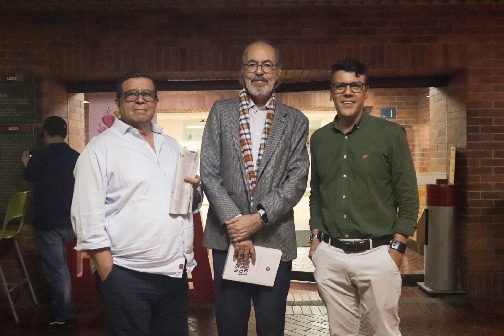 Mario Wilson Castro, jefe de la unidad de servicio al usuario de la UAO; Óscar Duque, secretario general de la UAO; y José Julián Serrano, jefe de la unidad de visibilización y divulgación de la ciencia, tecnología e innovación de la UAO.