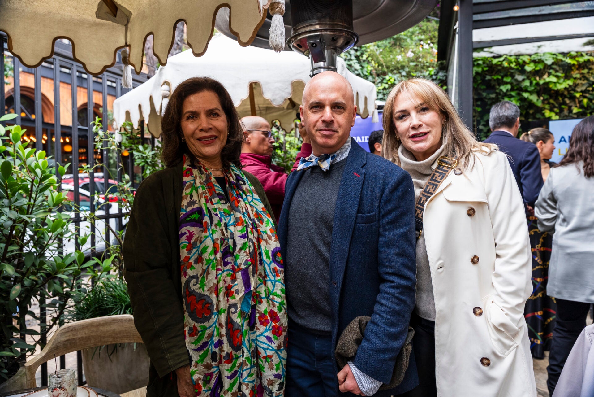 Claudia Macías, inversionista; Robert Brandwyn, artista y director BSR idiomas; y Liliana Rosales, inversionista.