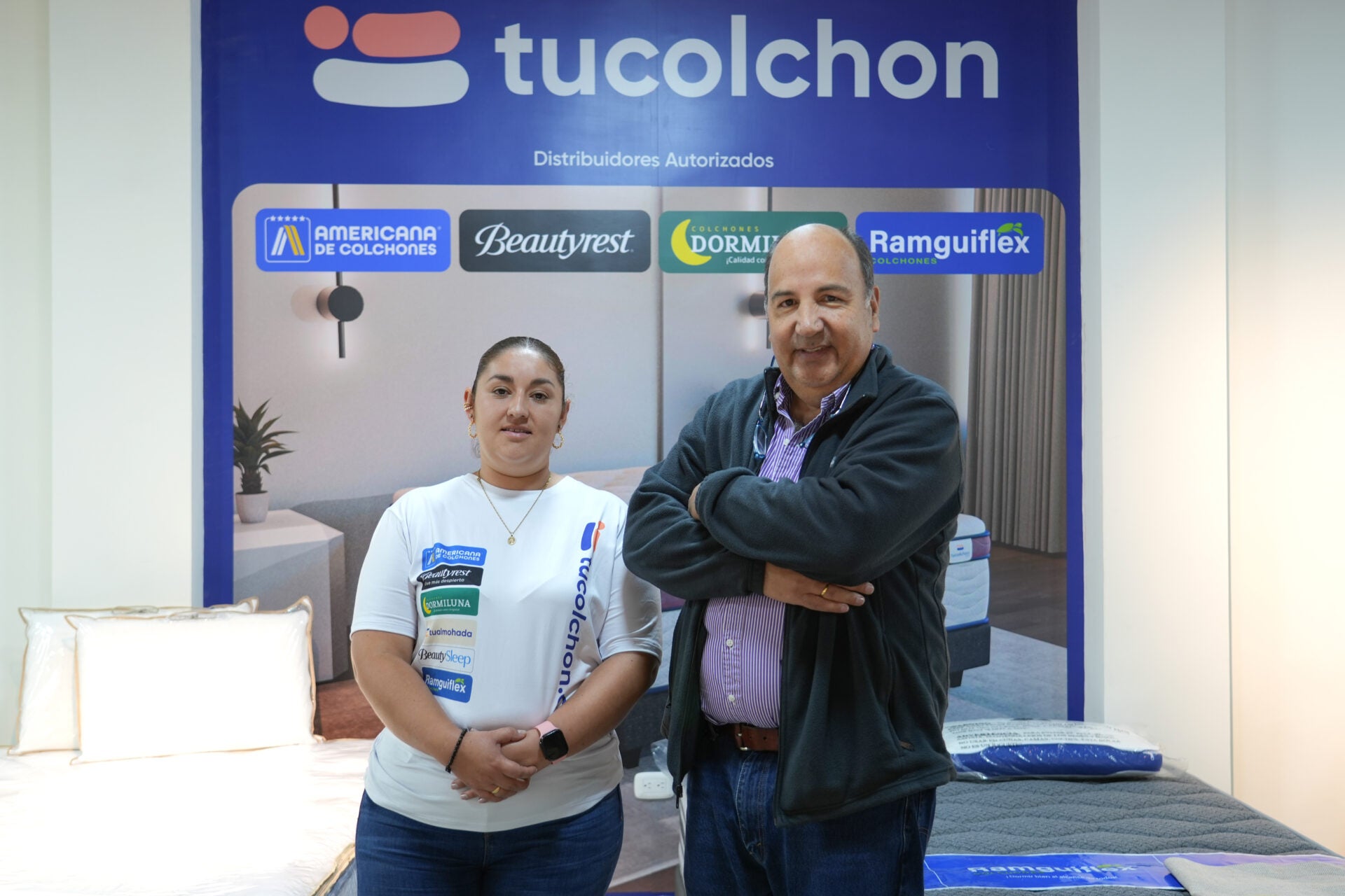 Jenifer León, jefa administrativa de Tucolchon.com; y Alejandro González, CEO de Olaflex.