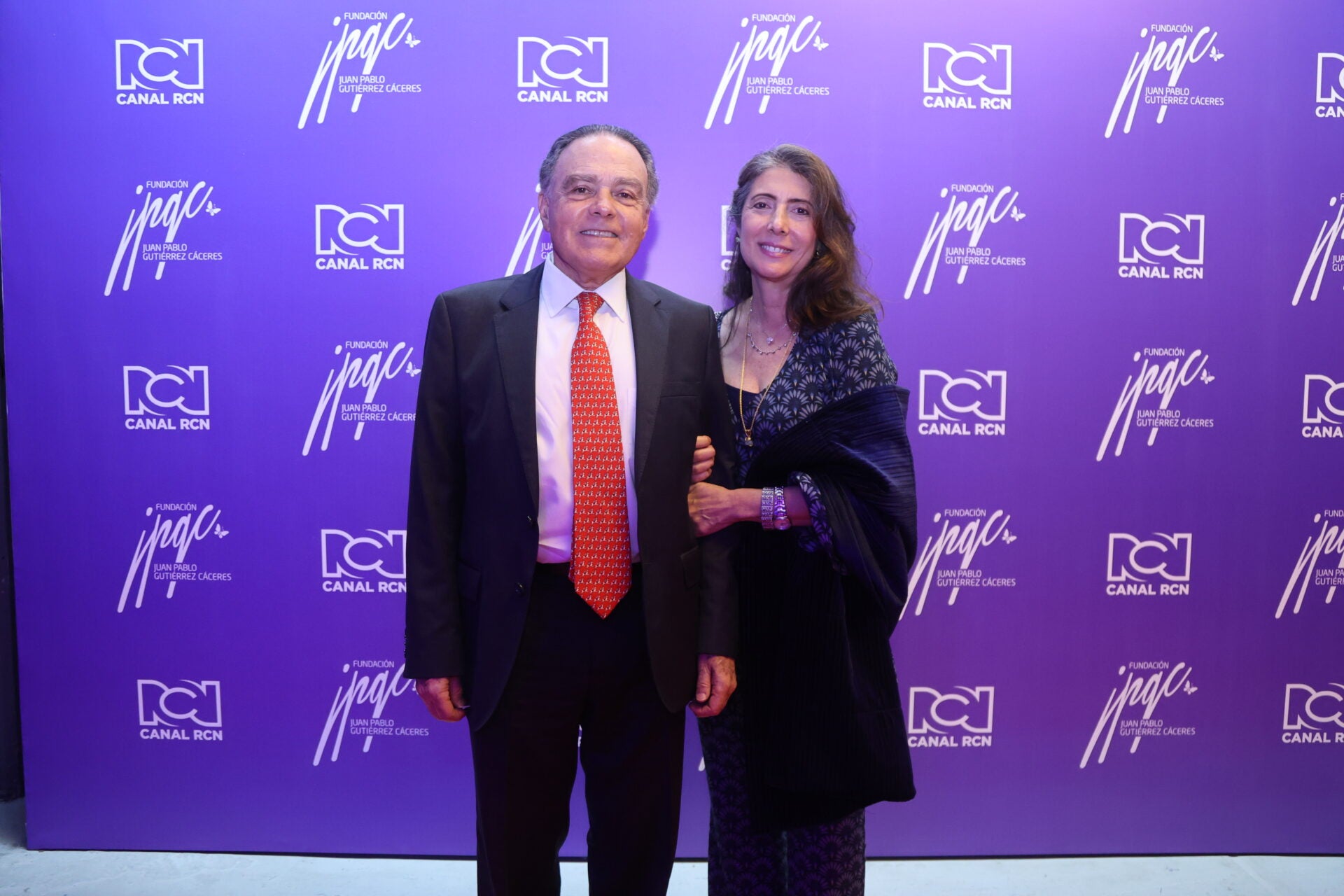 Rubén Escobar, presidente de Navesco; y Laura Jaramillo, inversionista, entre los asistentes a la cena de gala.