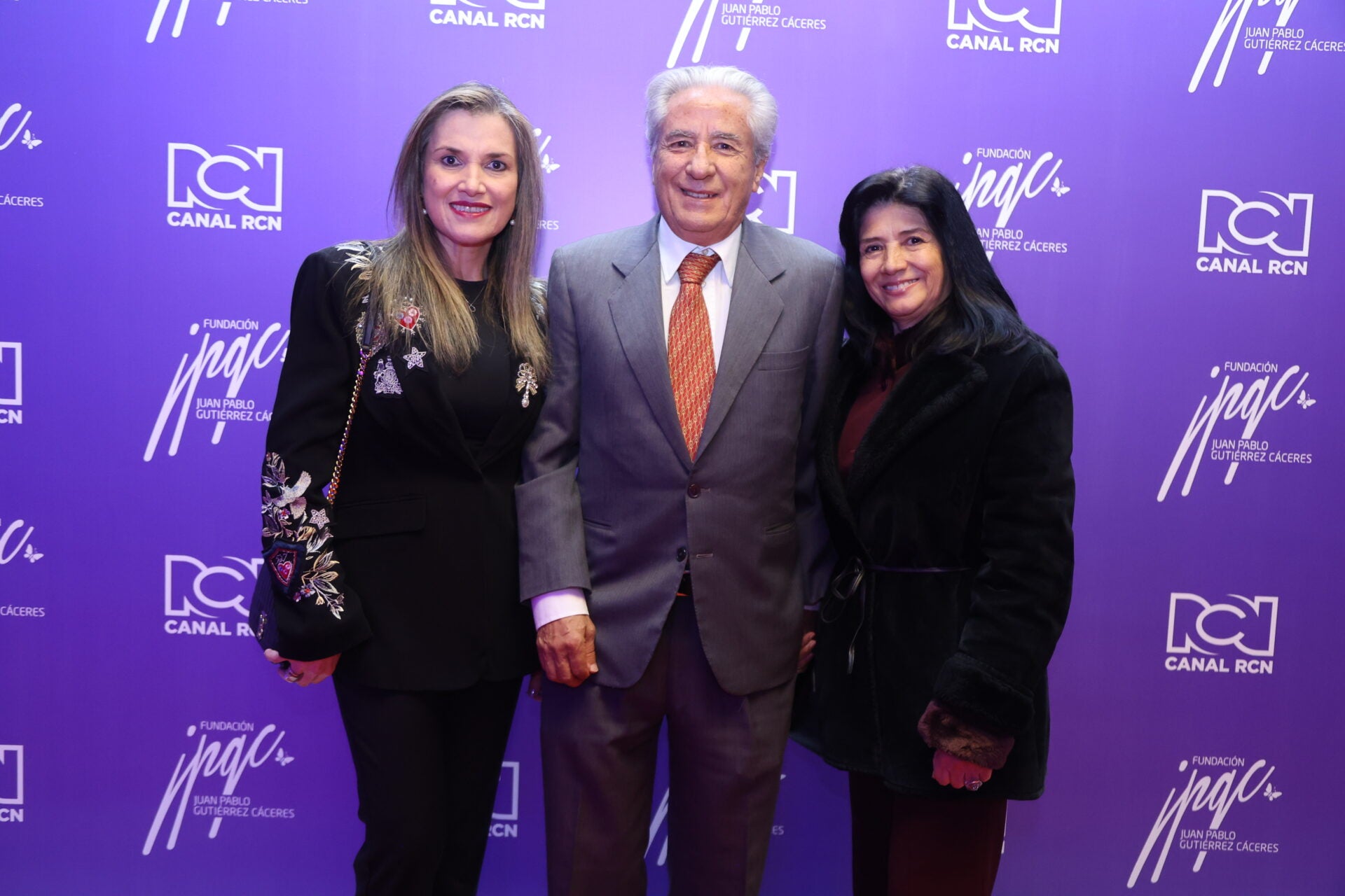 Mónica Contreras, miembro de la junta directiva de Postobon; Guillermo Anzola, miembro de la Junta de Coala; y Sandra Verano, del comité de adjudicación de becas de la Fundación.