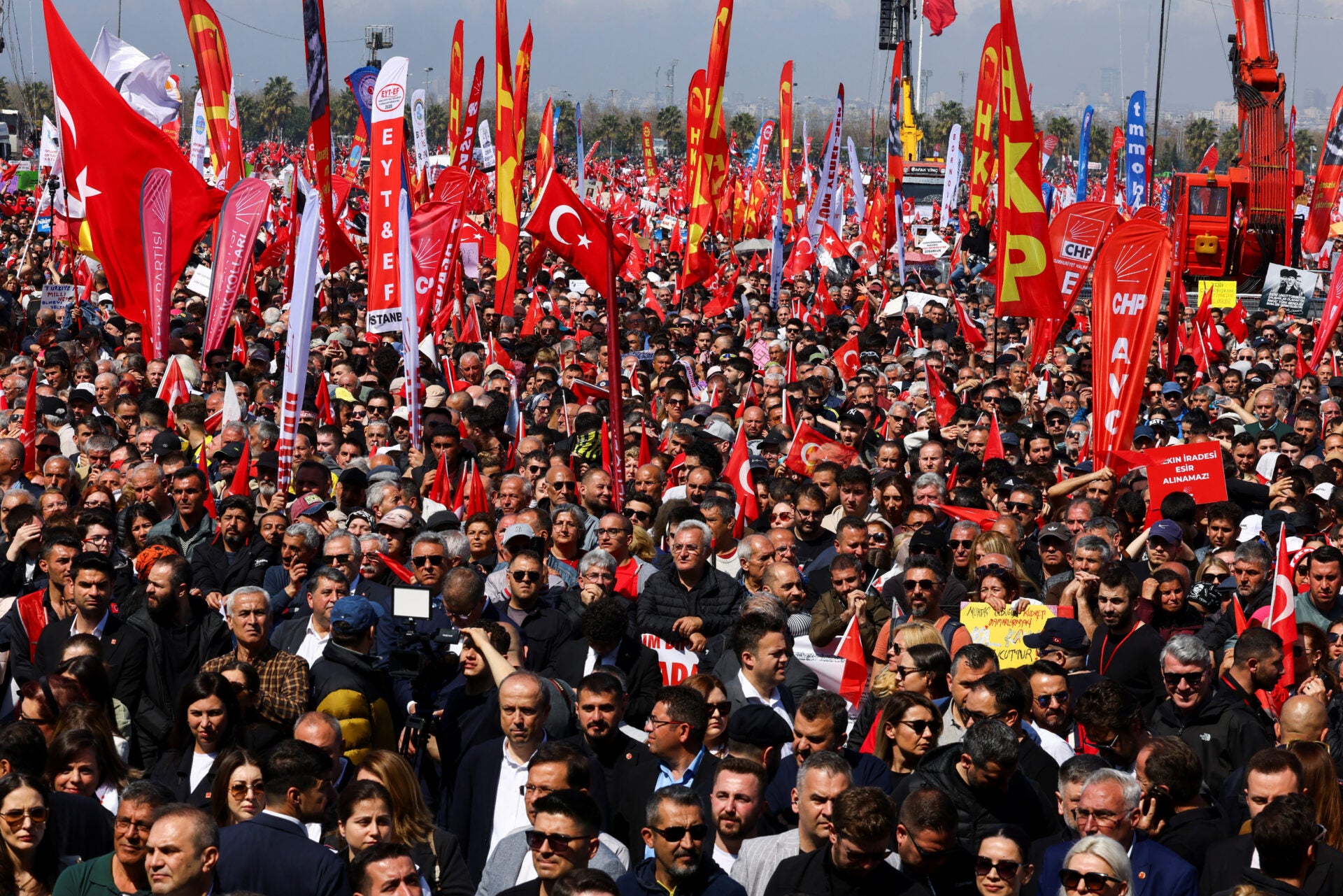 Miles de personas salieron a protestar en Estambul contra encarcelamiento del alcalde