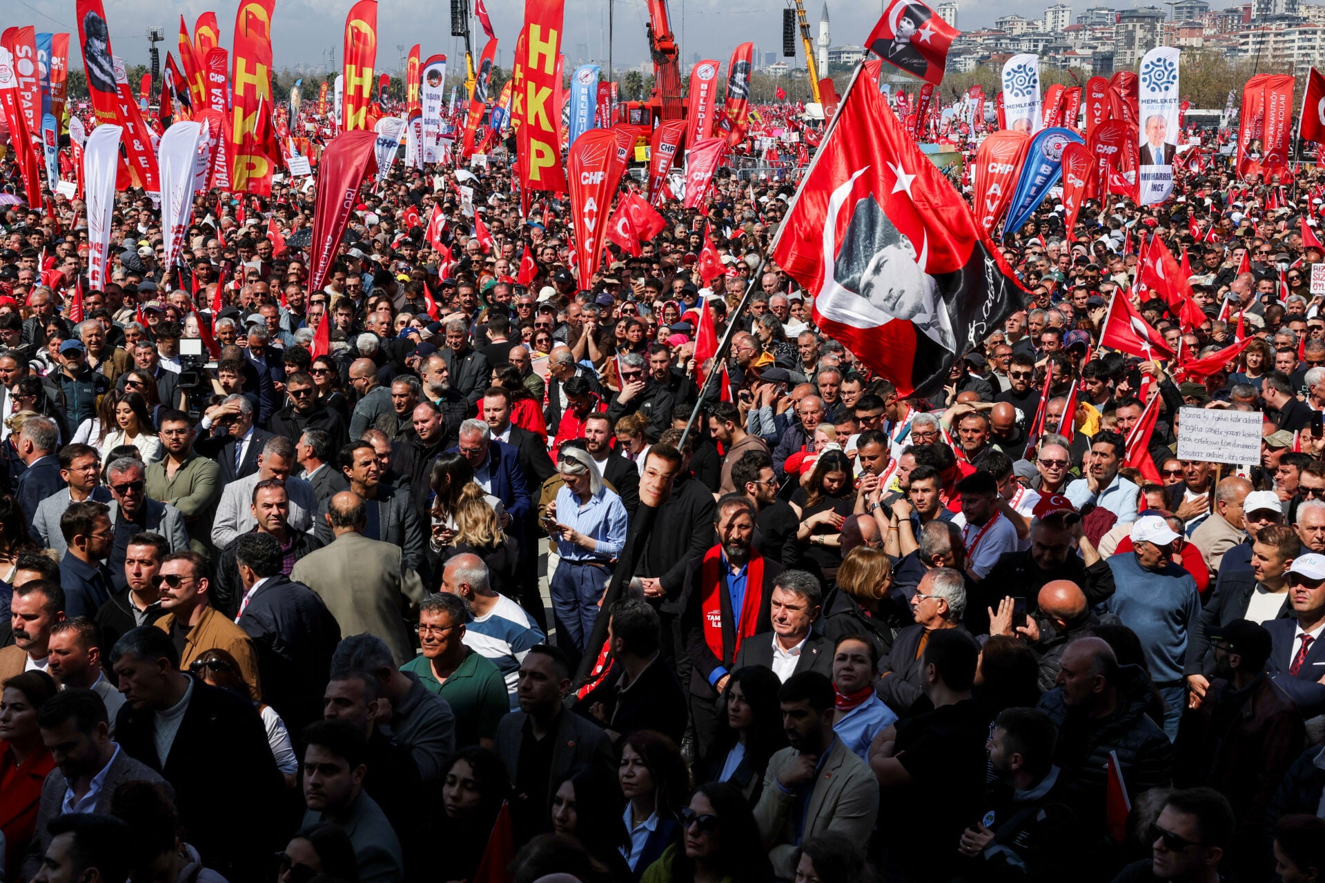 Miles de personas salieron a protestar en Estambul contra encarcelamiento del alcalde