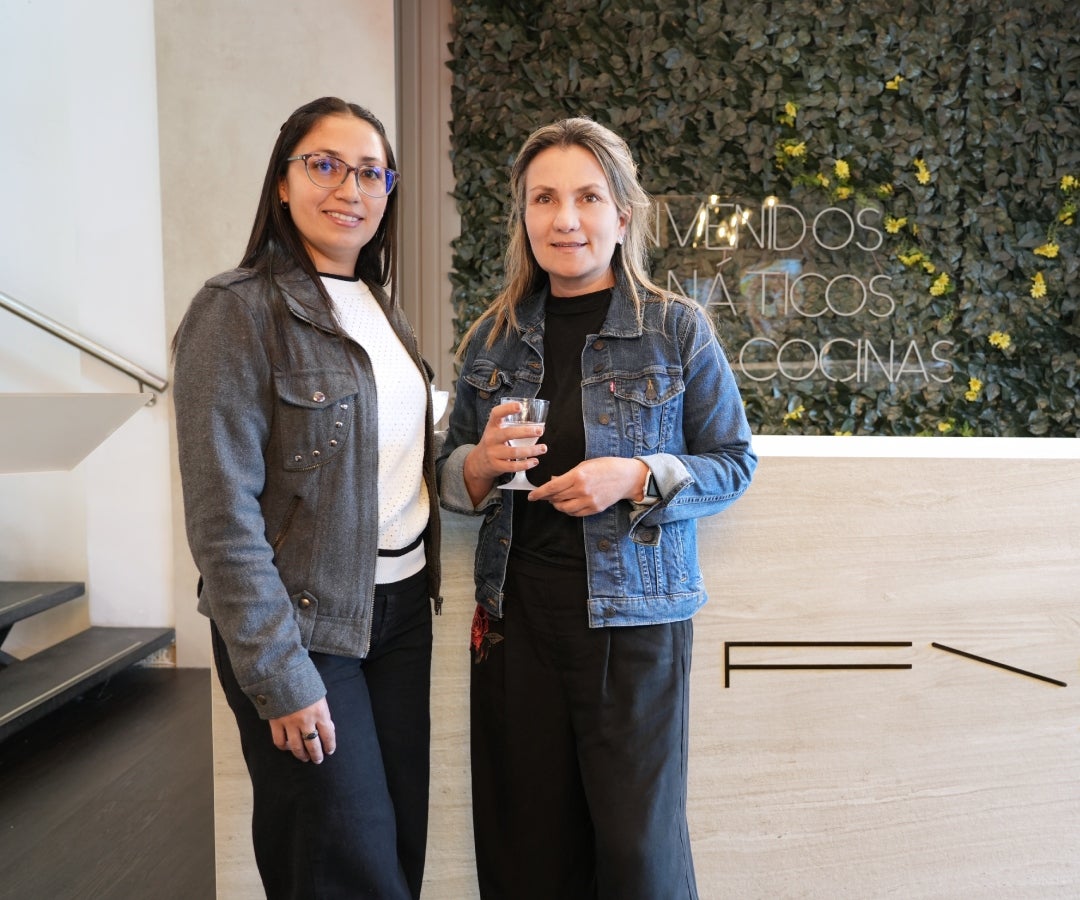 Carolina Velásquez, diseñadora de interiores de Fanáticos por las Cocinas; y Jessica Sotelo, arquitecta de Fanáticos por las Cocinas.