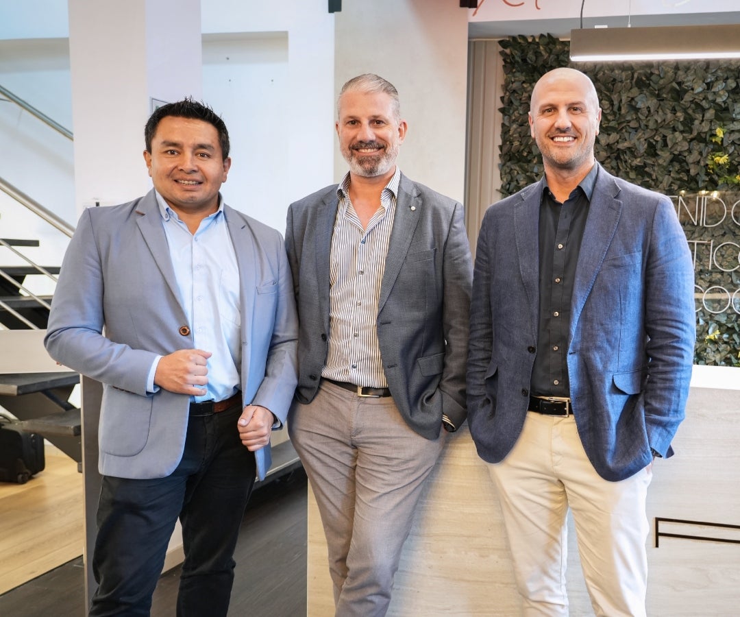 Yeisson Peñuela, director comercial de Blum Latinoamérica; Óskar Bechter, gerente de ventas de Blum Latinoamérica; y Jesús Gende, especialista de ventas de Blum Latinoamérica.