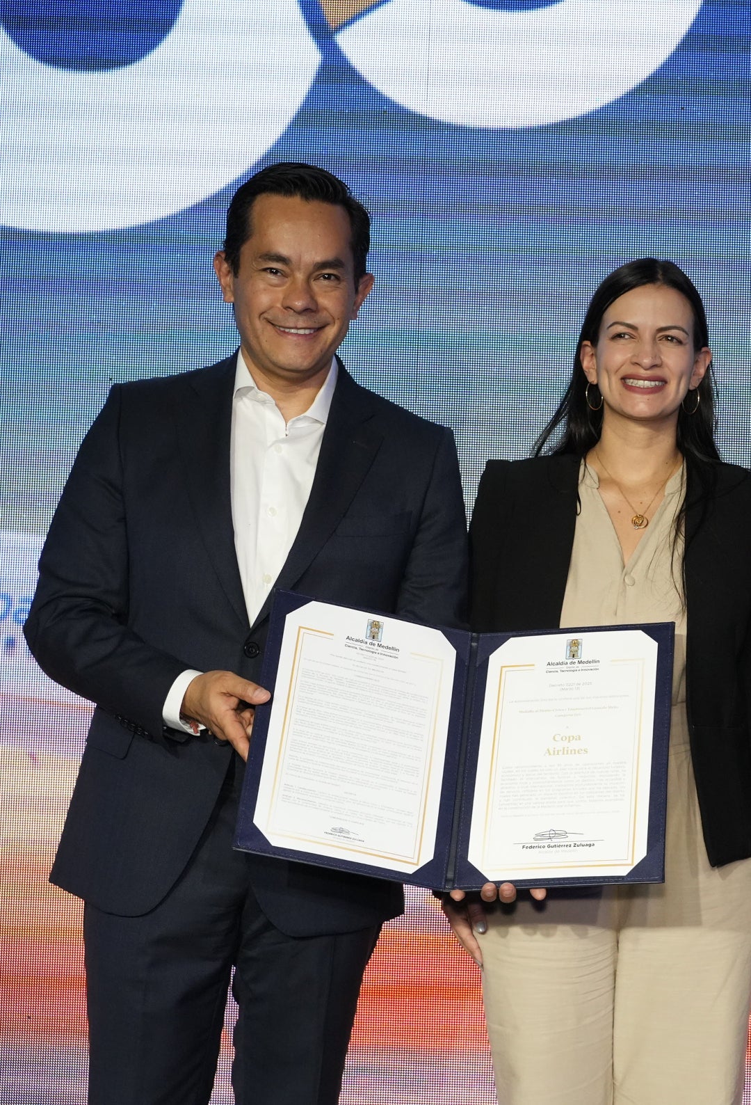 Diego Bermúdez, director de ventas de Copa Airlines; y María Fernanda Galeano, secretaria de Desarrollo Económico de la Alcaldía de Medellín.
