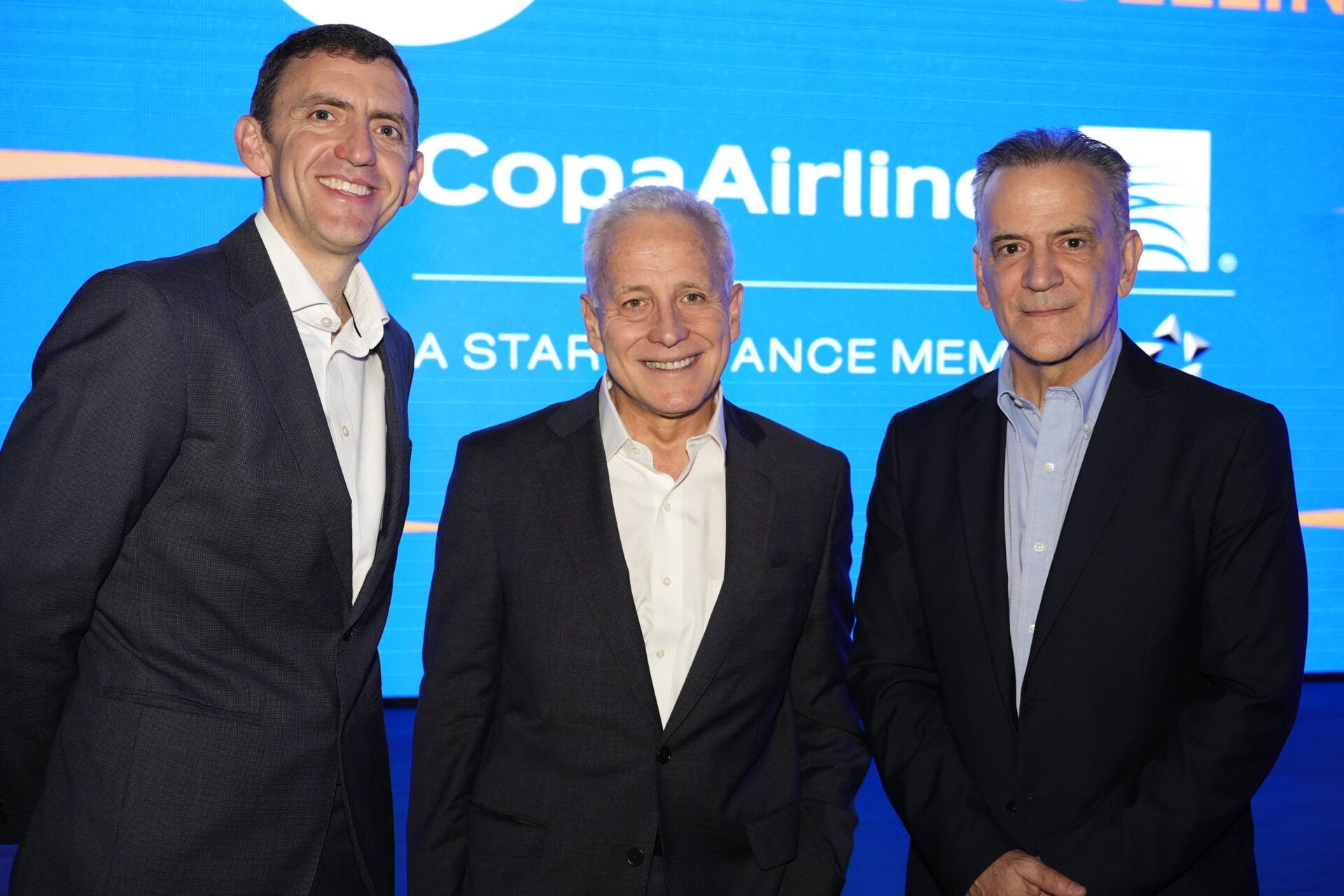 Robert Carey, vicepresidente ejecutivo de Copa Airlines; Carlos Mario Giraldo, gerente general del Grupo Éxito en Colombia; y Eduardo Lombana, presidente ejecutivo de Wingo.