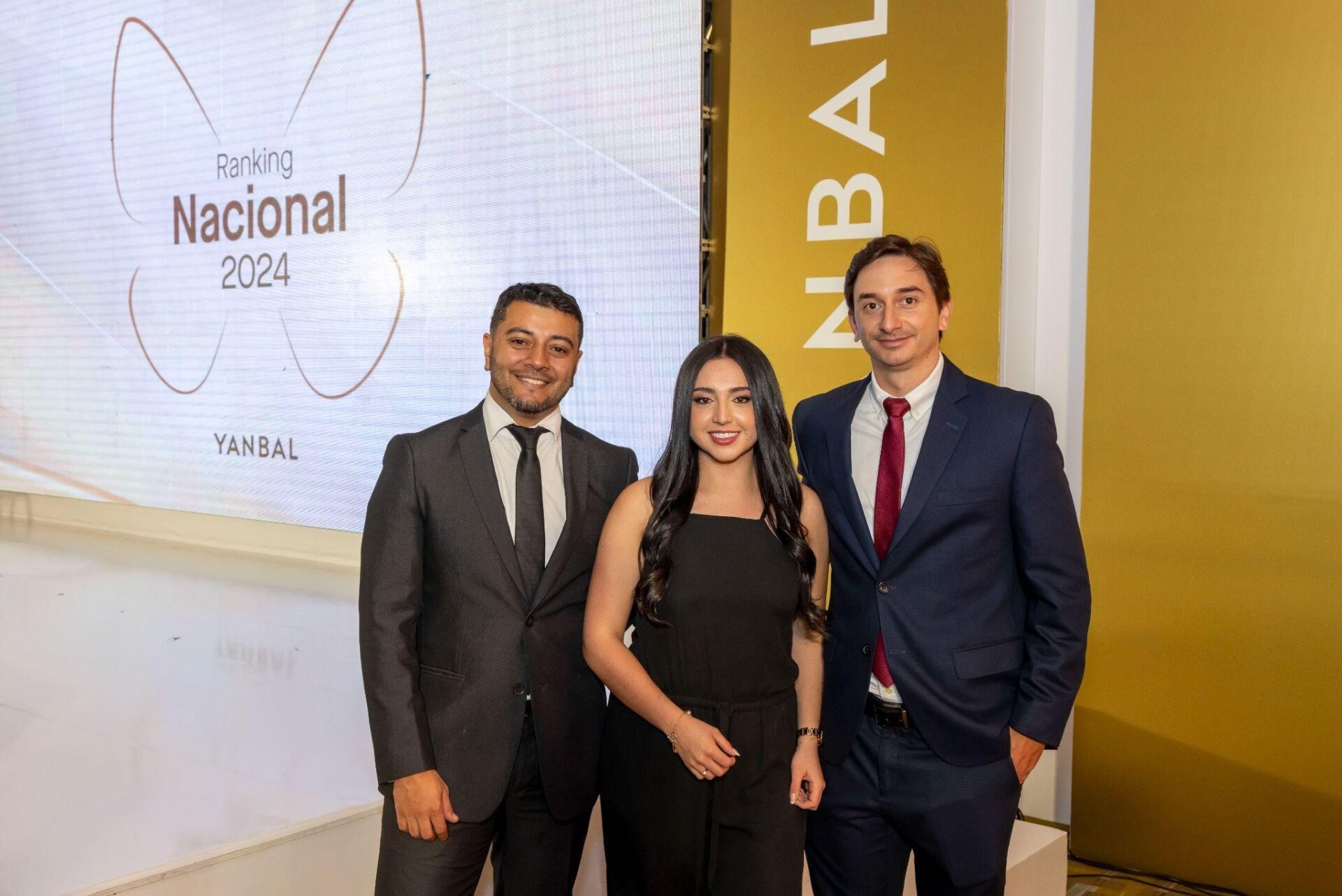 Daniel Quintana; analista senior de comunicación digital, Claudia Salinas; comunicadora en fuerza de ventas; y José Ulloa, jefe comercial consultoras en Yanbal.