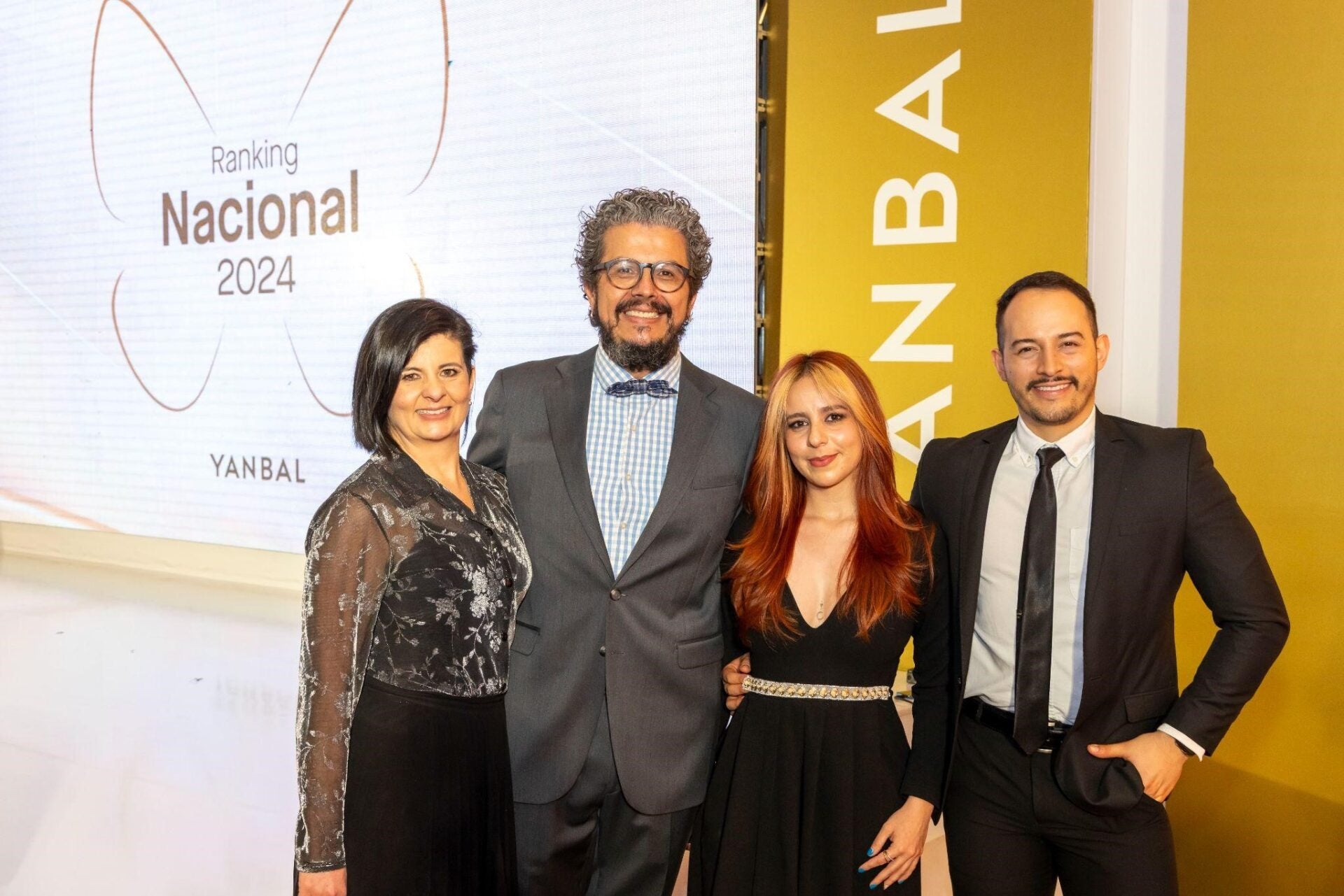 Pilar Cayón, jefe de comunicaciones a directoras; Felipe Camacho, jefe creativo; Olivia Prieto, analista audiovisual; y Jaime Espitia, redactor creativo en Yanbal.