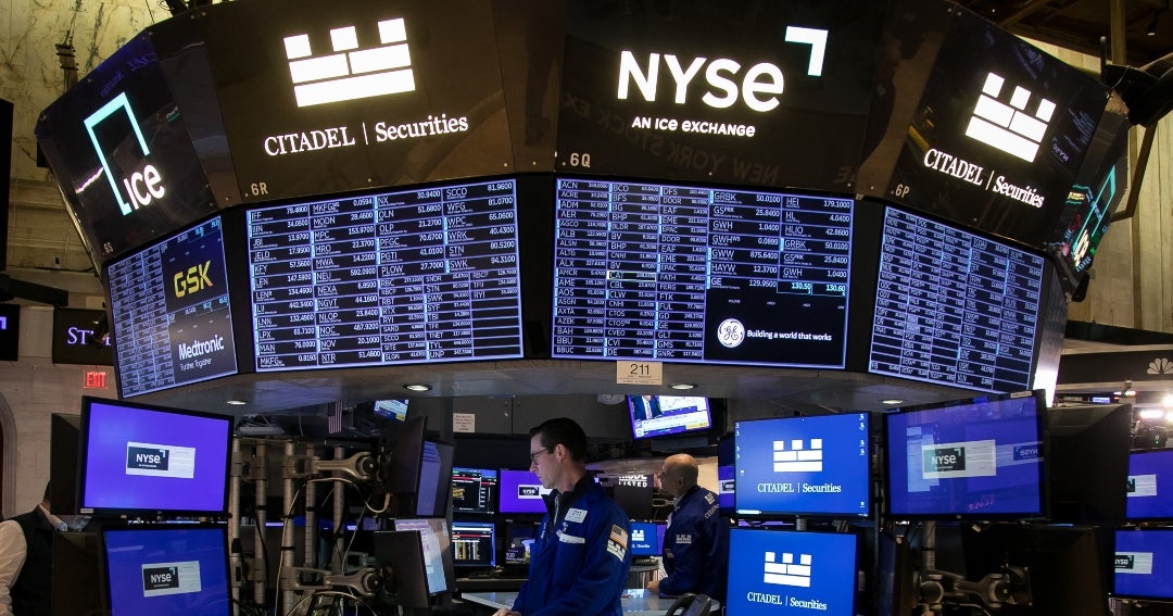 S&P 500 y Nasdaq caen, Nvidia se desploma por preocupaciones sobre competencia