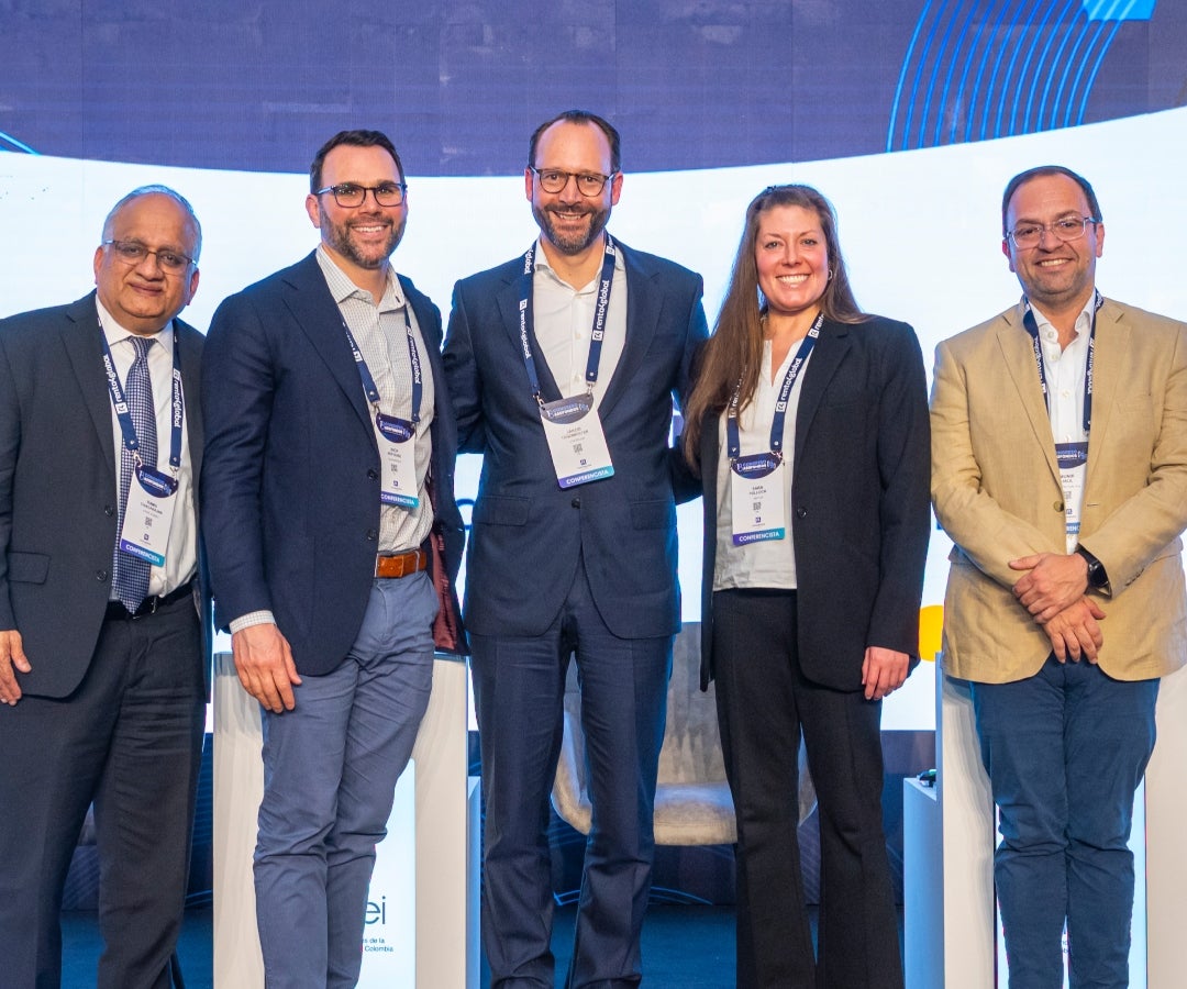 Ramu Thiagarajan, vicepresidente ejecutivo de Liderazgo Cognitivo de State Street; Nick Nefouse, managing director de BlackRock; Jakob Tanzmeister, managing director de JP Morgan; Sara Pollock, directora de los multi-asset índices; y Munir Jalil, jefe de investigaciones económicas para la Región Andina de BTG Pactual.