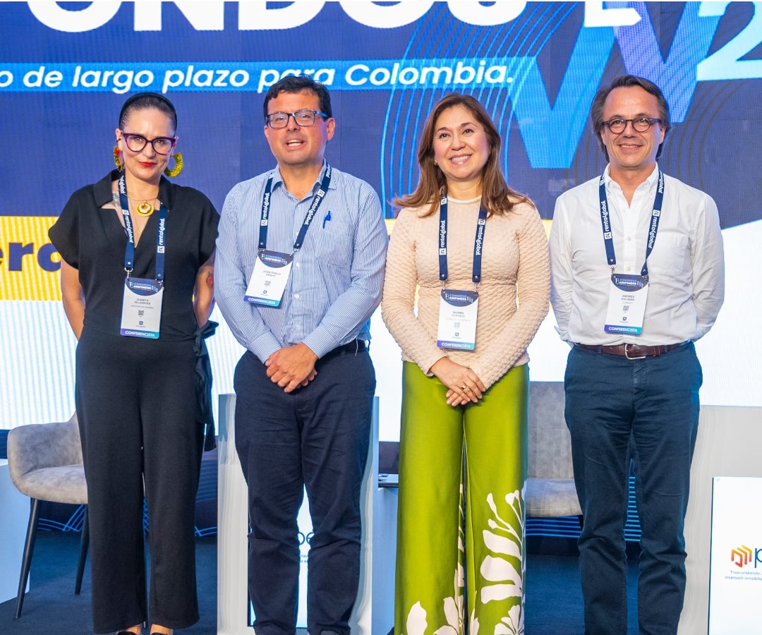 Juanita Villaveces, viceministra técnica del Ministerio de Hacienda y Crédito Público; Juan Pablo Zárate, excodirector del Banco de la República; Norma Hurtado, senadora del Partido de la U; y Andrés Escobar, presidente de Econcept AEI.