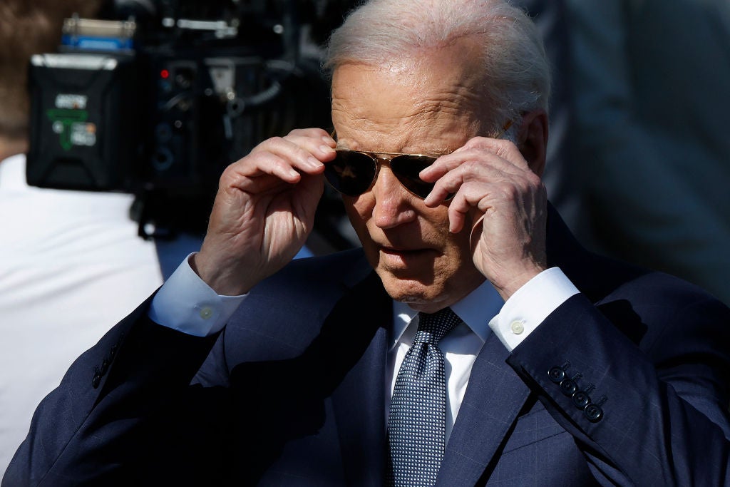 Joe Biden se pone sus gafas de sol de aviador/Chip Somodevilla/Getty Images/Bloomberg