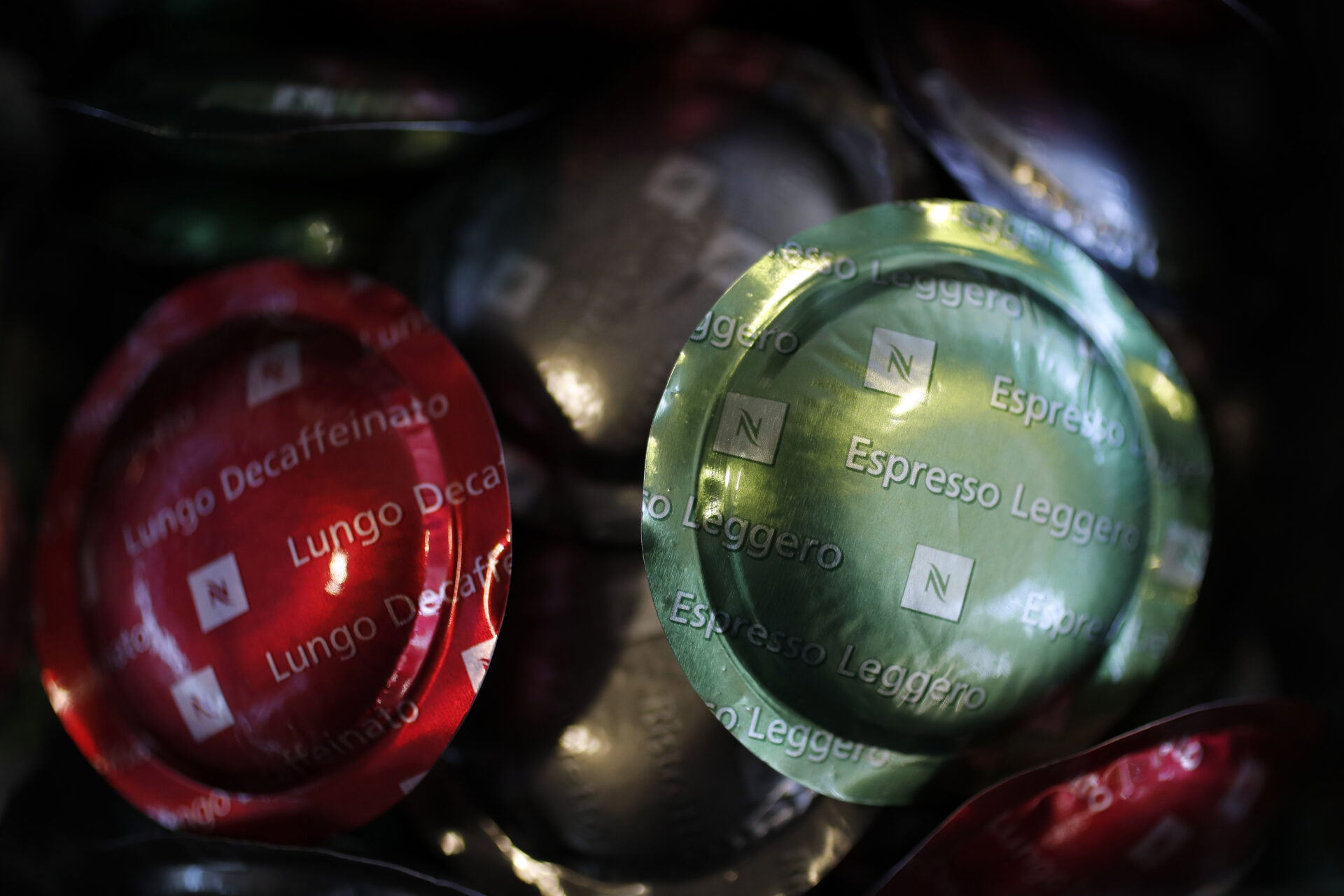 Las cápsulas de café Nespresso se exhiben antes de una conferencia de prensa para anunciar los resultados del año completo de Nestlé SA el 14 de febrero de 2019/Wermuth/Bloomberg