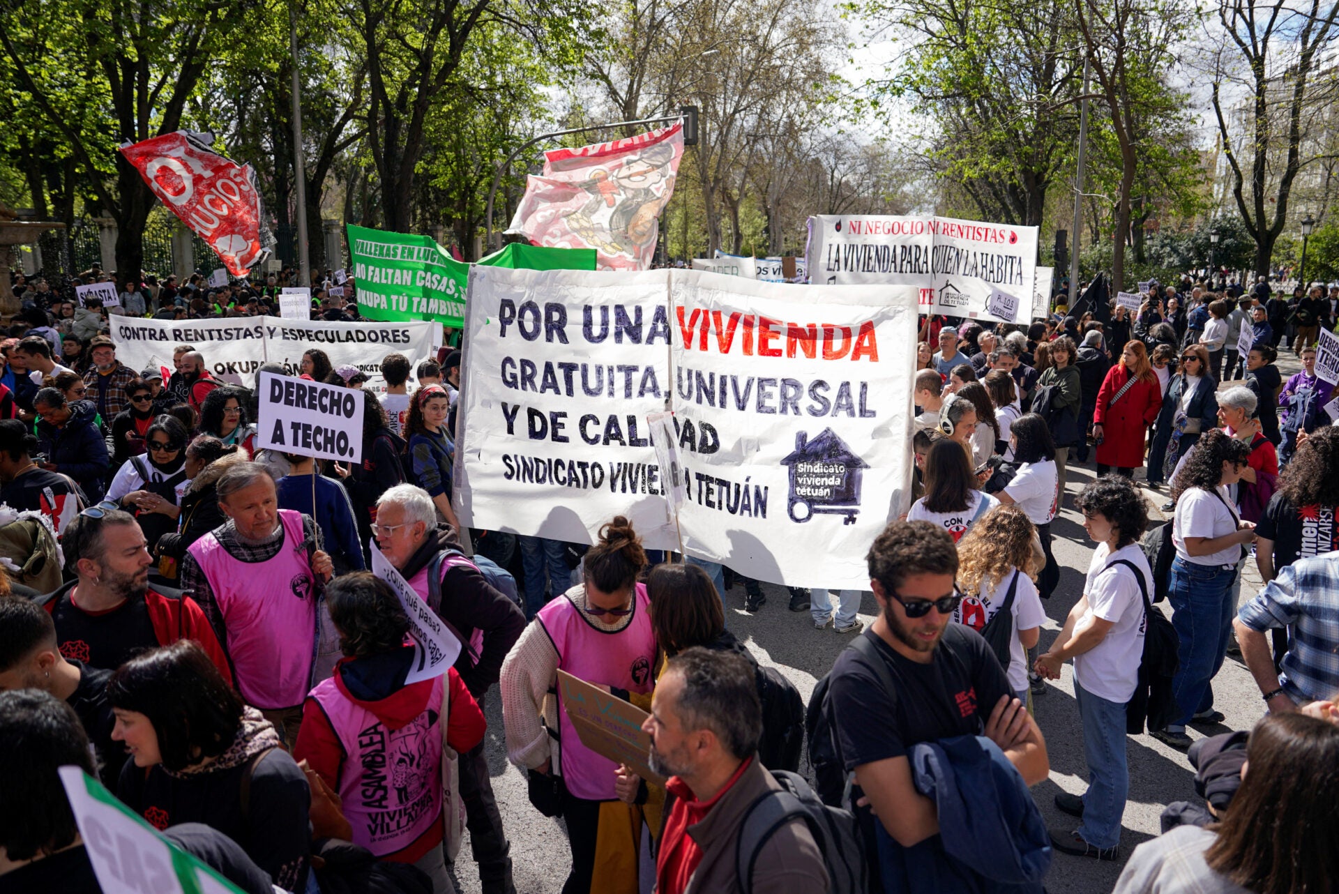 Manifestantes protestan en España contra la crisis inmobiliaria y los pisos turísticos