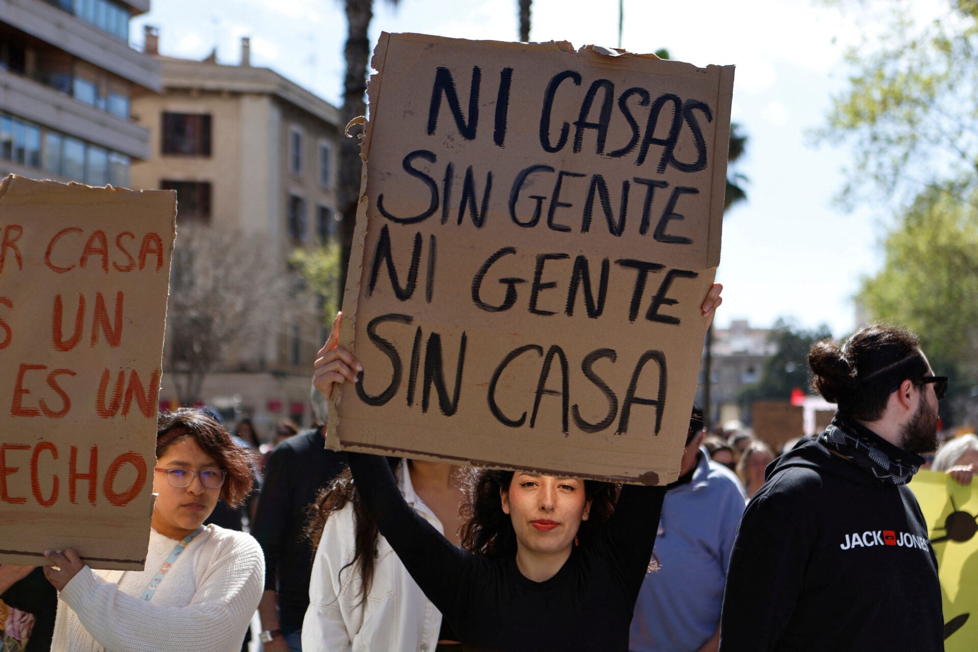 Manifestantes protestan en España contra la crisis inmobiliaria y los pisos turísticos