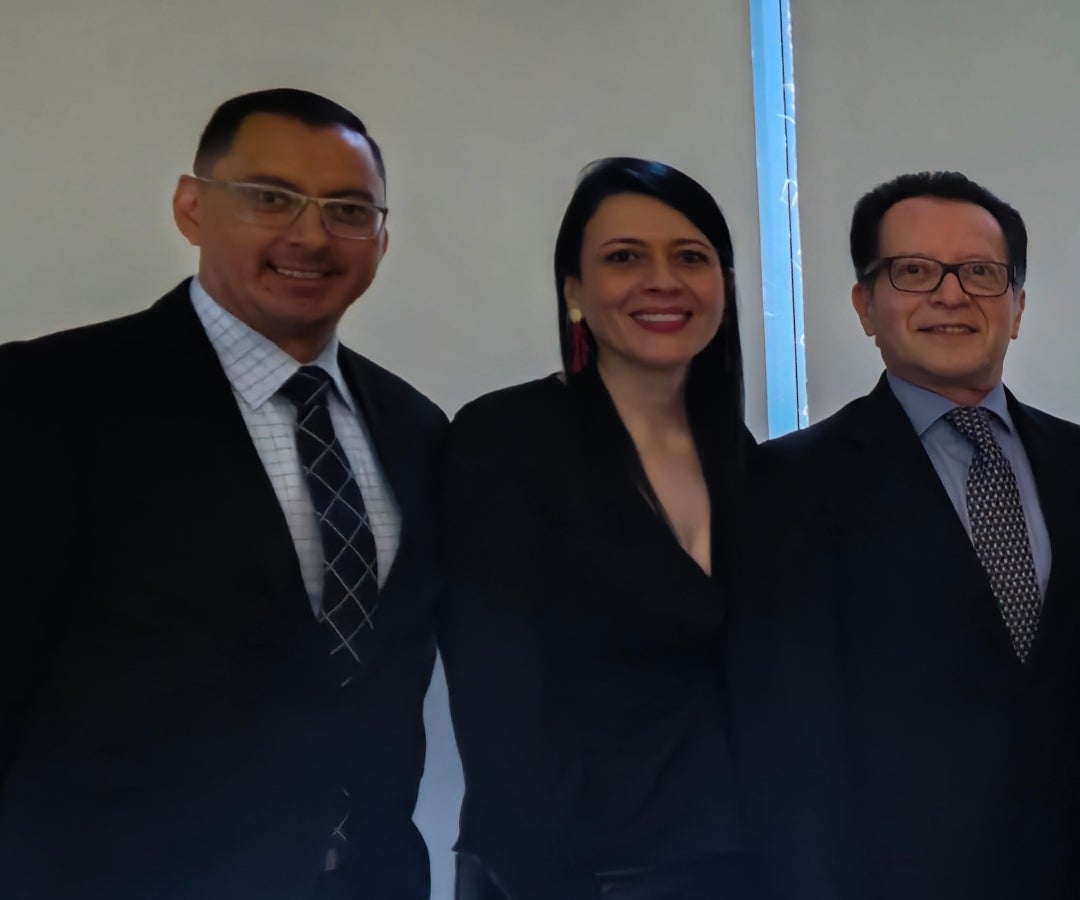 Andrés Jiménez, vpte. comercial; Carolina Orrego, dir. de comunicaciones; y Fernando Torres, vpte. financiero y administrativo del Banco Contactar.