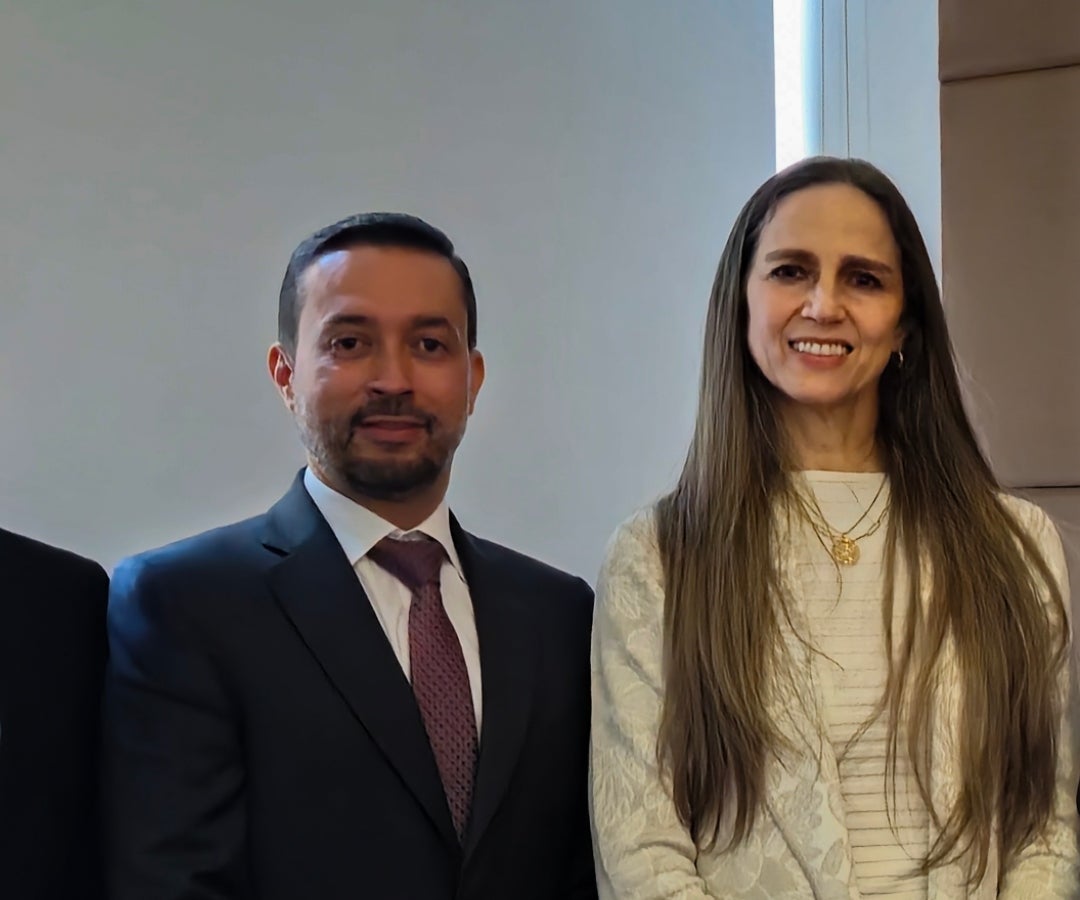 Luis Ernesto León, vicepresidente de gestión humana; Olga Lucía Martínez, miembro de la Junta Directiva de Banco Contactar.