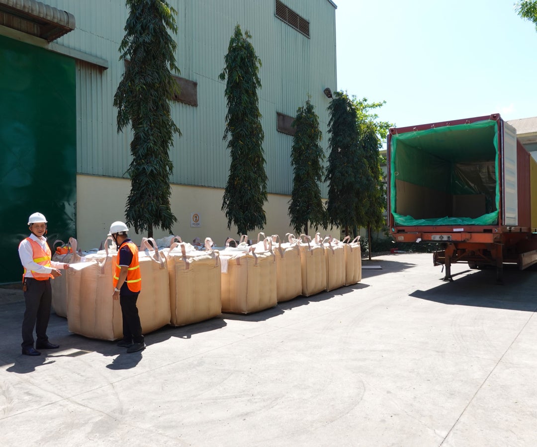 Vista general de un productor cafetero cargando sacos del producto para su transporte