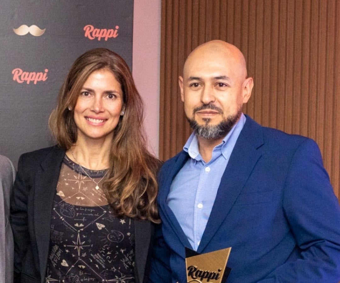 Carolina Deik, primera dama de Bogotá; y Felipe Giraldo, director de Mercadeo de Frisby.