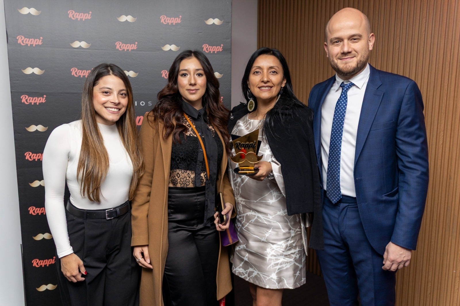 Valentina Velandia, gerente de crecimiento de cuentas en Rappi; Sofía Cascante, social media manager; Shirley Rabelly Bernal, directora general de Buffalo Wings Colombia; y Rafael Lacouture, head de Restaurantes de Rappi Col.